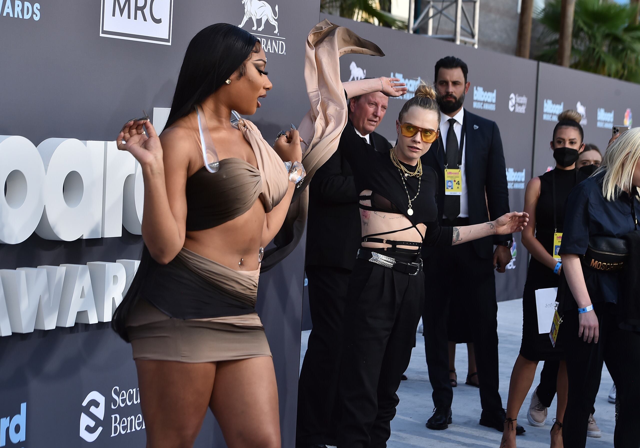 Desde la alforma gris de los premios Billboard, la modelo británica Cara Delevigne estuvo interactuando de manera pecular con la rapera Megan Thee Stallion.