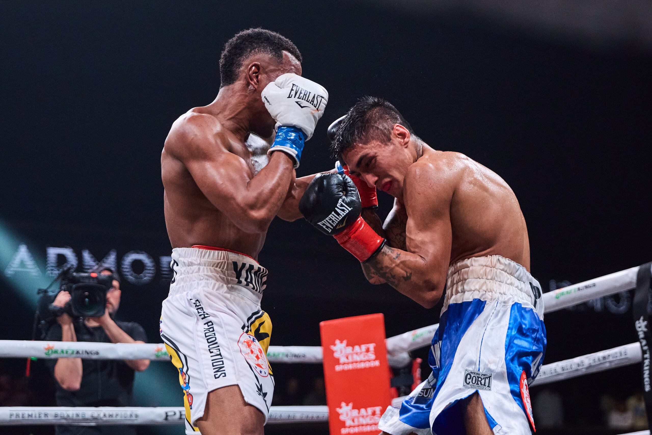 Subriel Matías (izquierda) castiga a Jeremias Ponce durante el pleito del 25 de febrero en Minneapolis. 