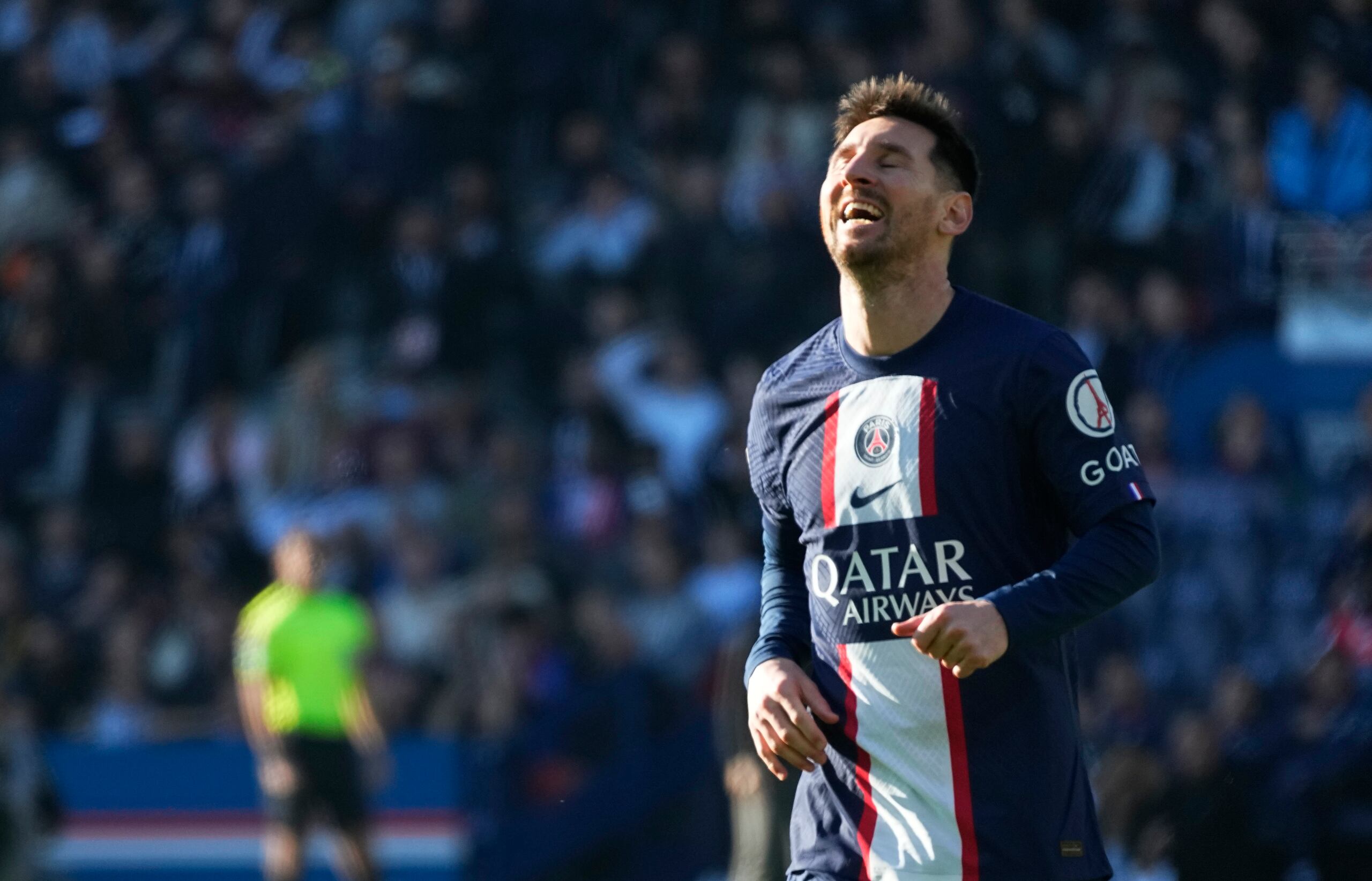 Lionel Messi del PSG reacciona tras desperdiciar una ocasión de gol en el partido contra Auxerre por la liga francesa.