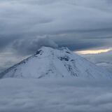 El volcán Cotopaxi lanza una columna de ceniza de tres kilómetros de altura 