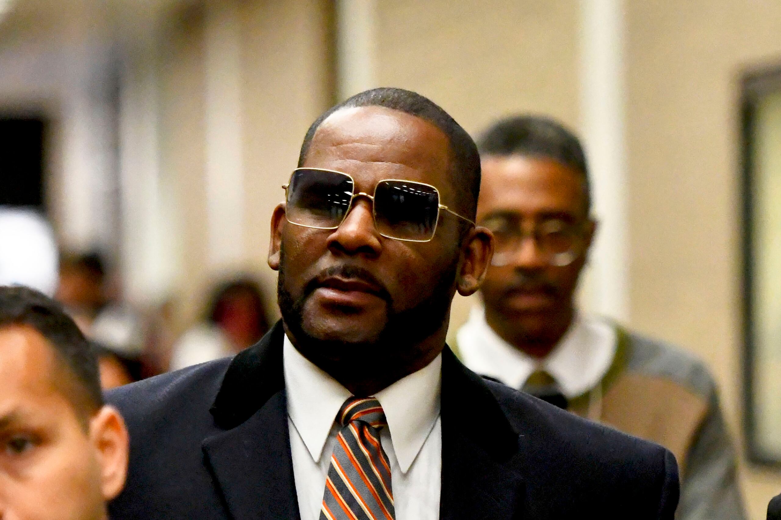 Un juez federal en Nueva York condenó a R. Kelly a 30 años de cárcel por extorsión y tráfico sexual.