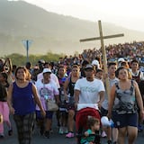 Con miedo a la muerte, miles de migrantes se mueven en caravana por México