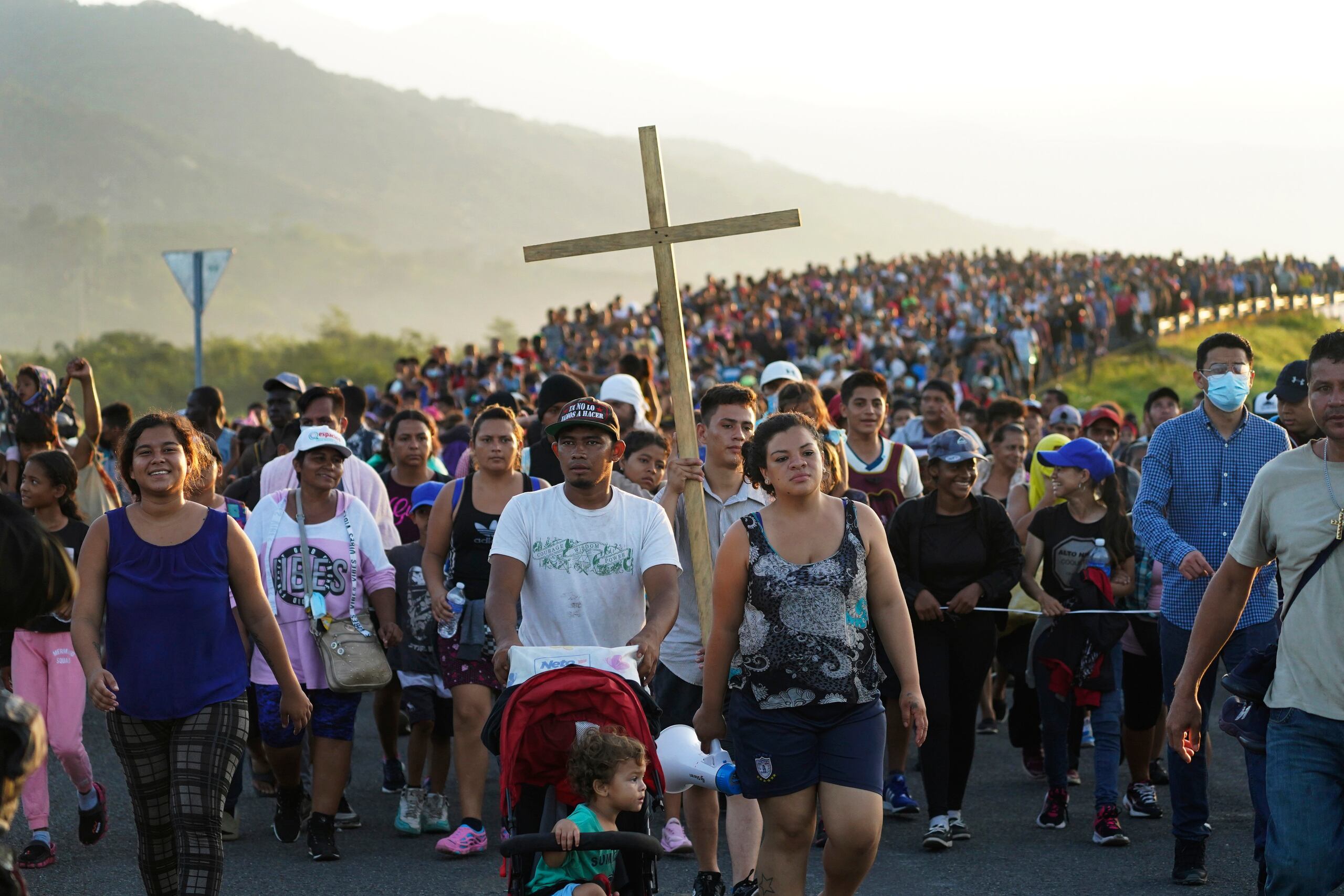 Vista de los miles de migrantes que se encuentran caminando en caravana por México hacia Estados Unidos.