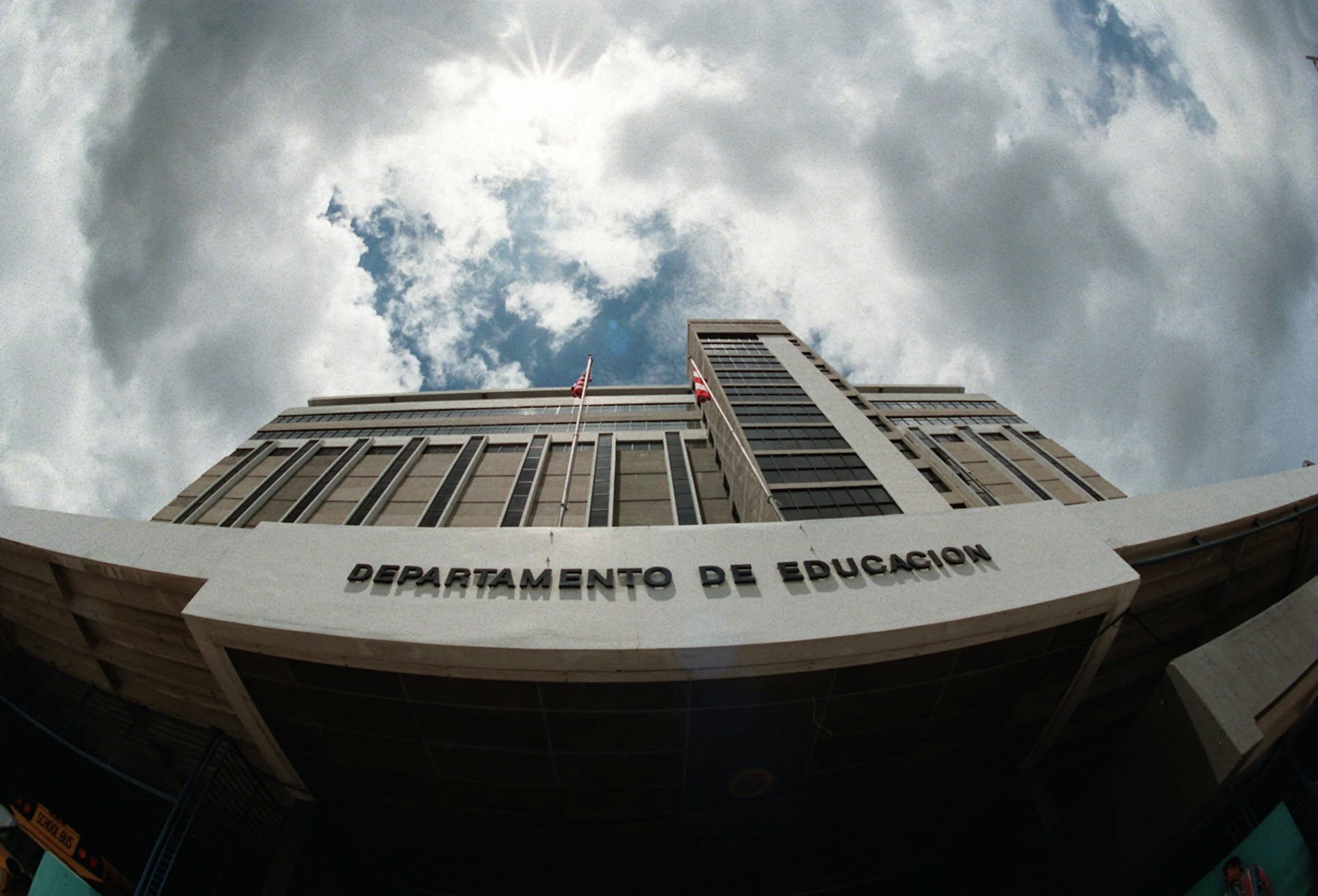 Foto del edificio que albergaba la sede del Departamento de Educación en Hato Rey.