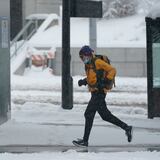 Anciana de 90 años camina seis millas en la nieve para poder vacunarse en Seattle