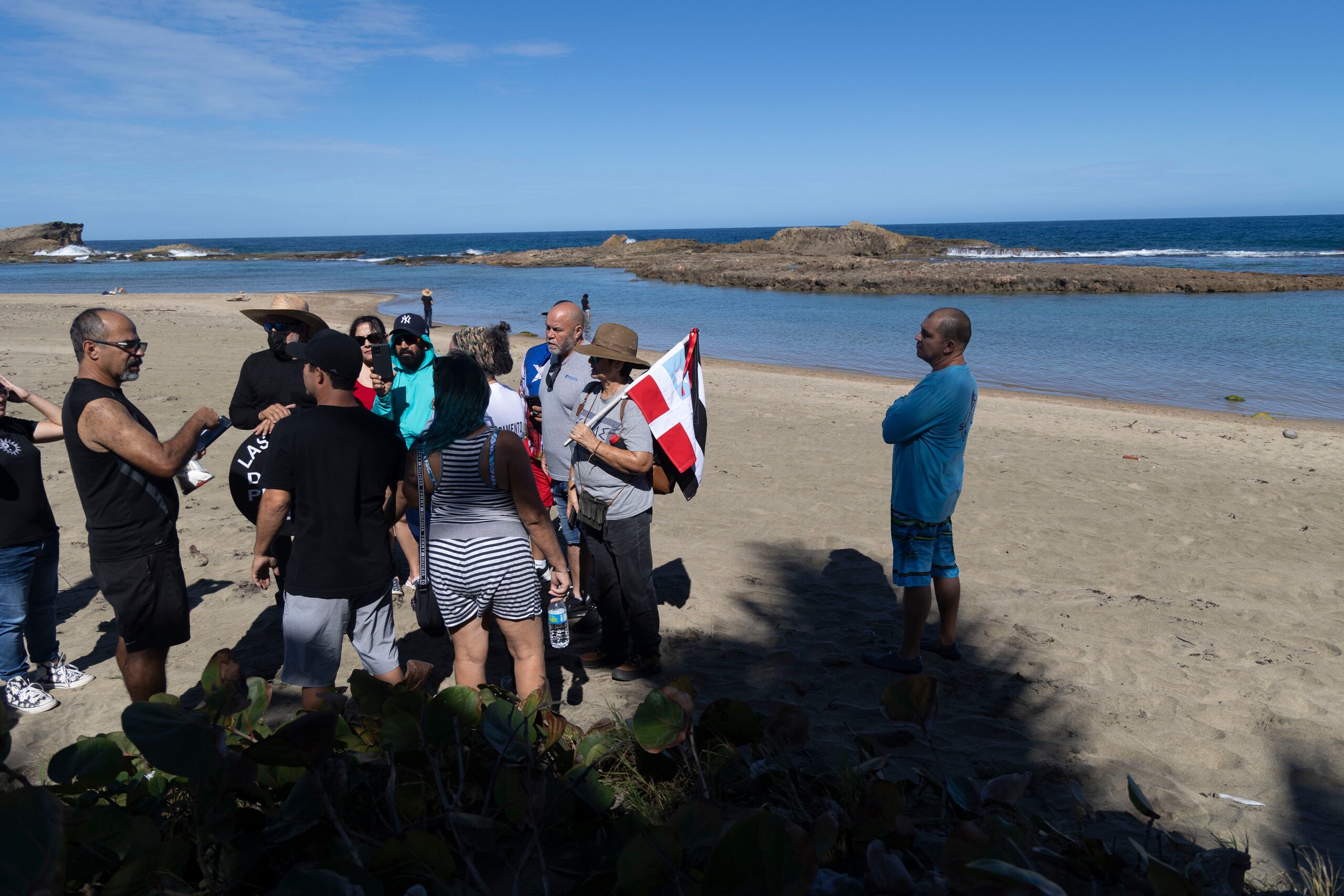 Decenas de personas llegaron este sábado a la playa Sardinera en Hatillo para exigir acceso público al mar.