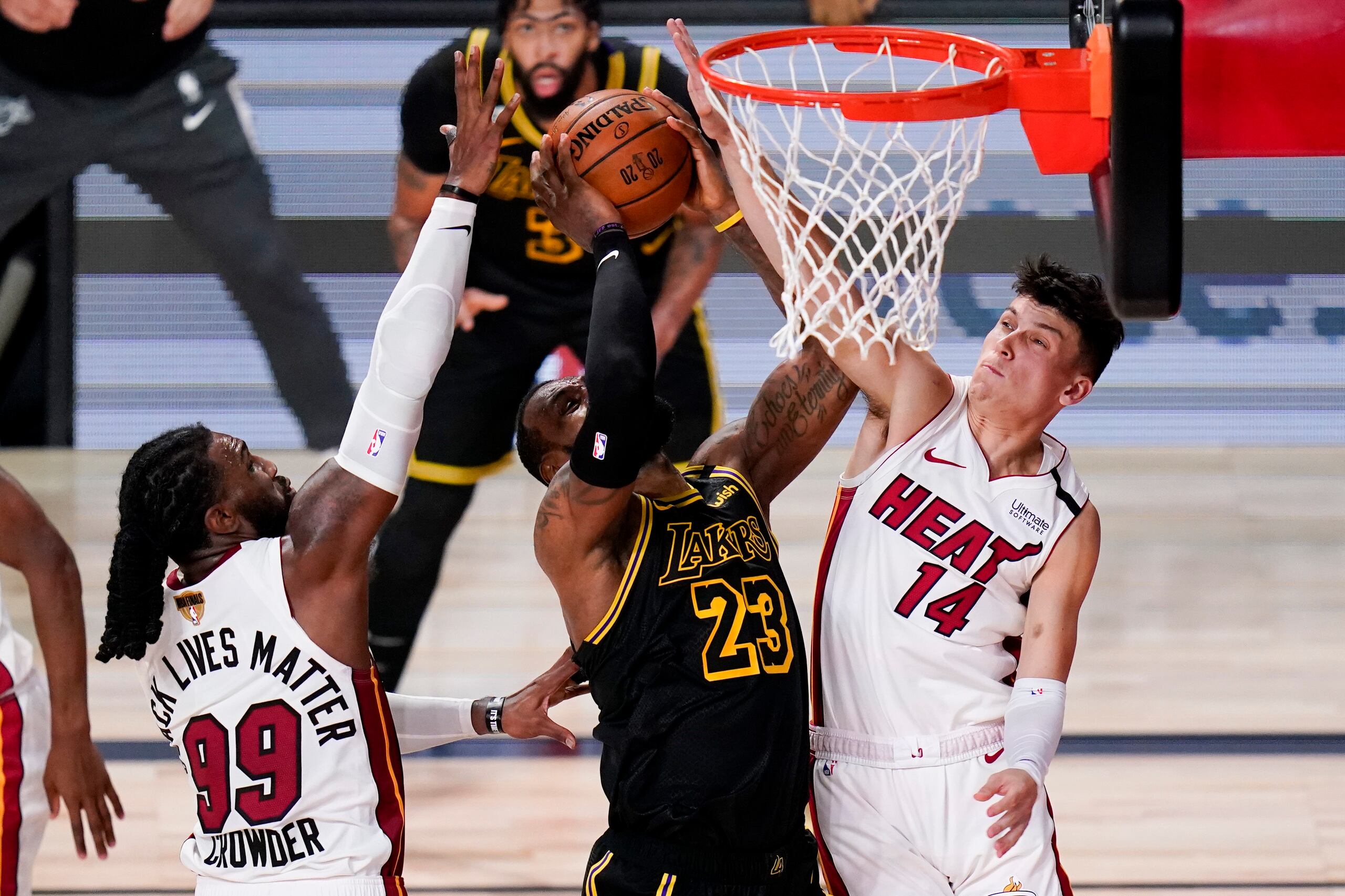 LeBron James fue doblegado por la defensa de Miami en la última jugada de los Lakers en el revés del quinto partido de las Finales.