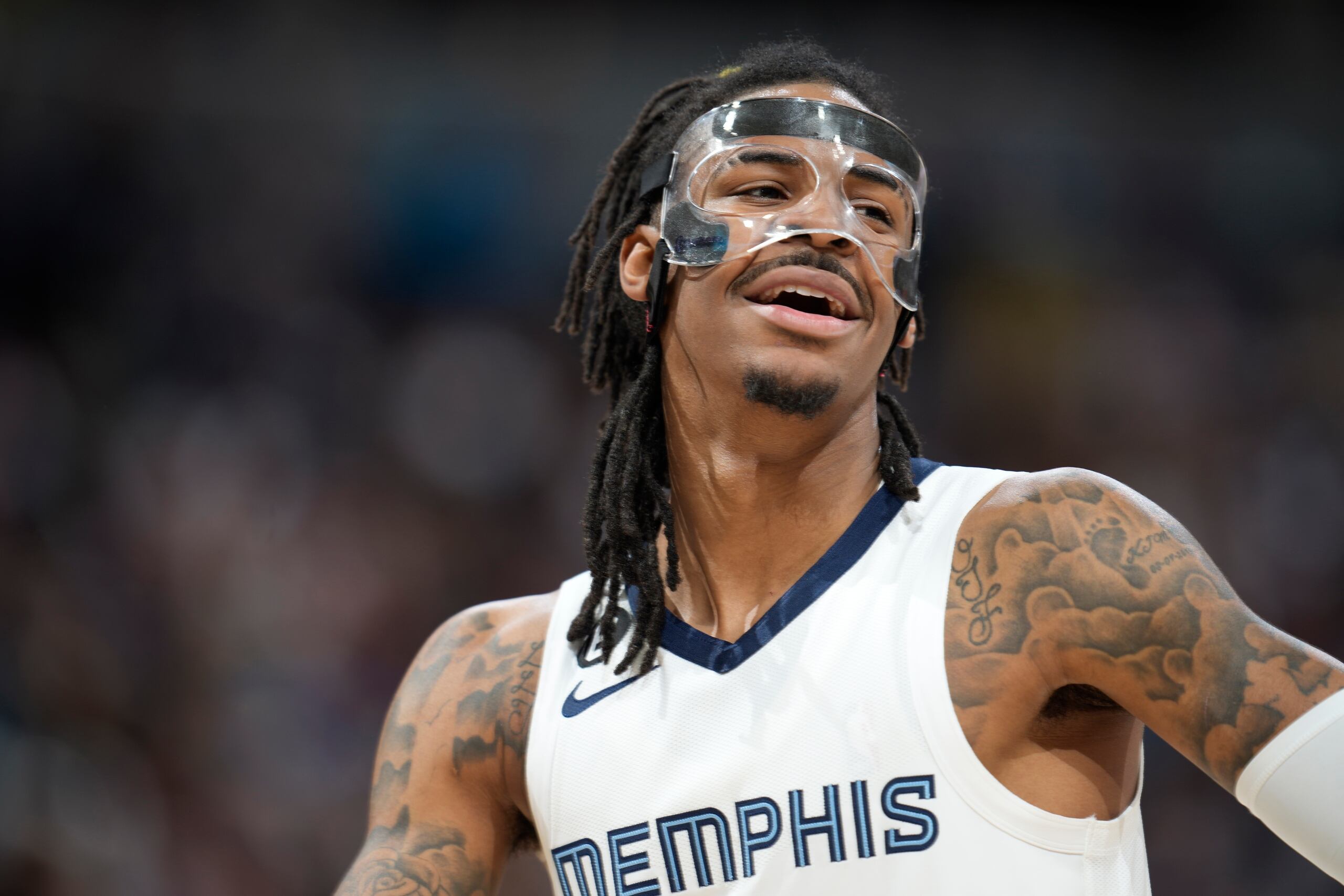 Ja Morant, de los Grizzlies de Memphis sonríe durante el encuentro del viernes 3 de marzo de 2023, ante los Nuggets de Denver (AP Foto/David Zalubowski, File)