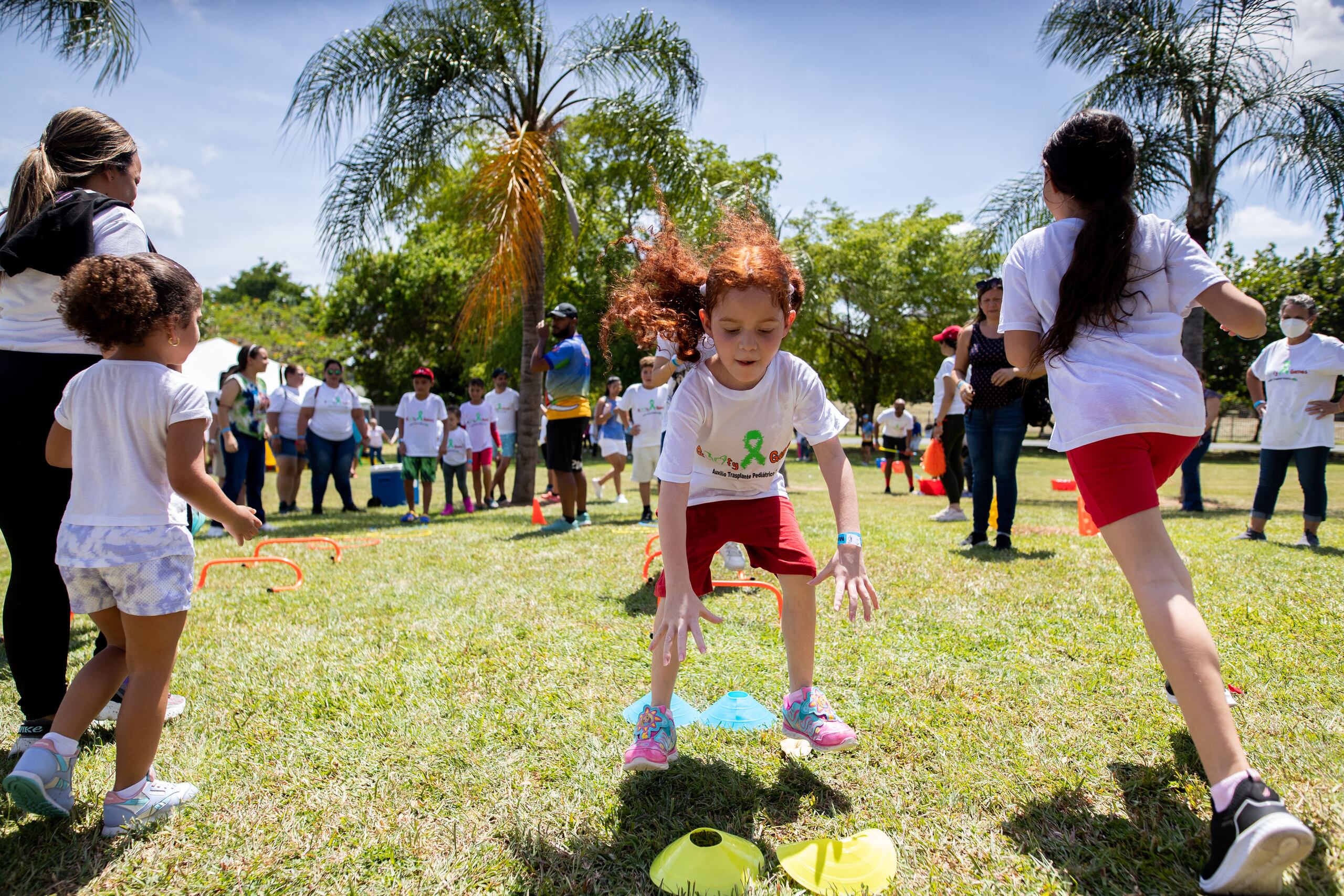 Niños entres seis a 12 años participan de la carrera de obstáculos como para del Día de Juegos del Programa de Trasplante Pediátrico del Hospital Auxilio Mutuo.