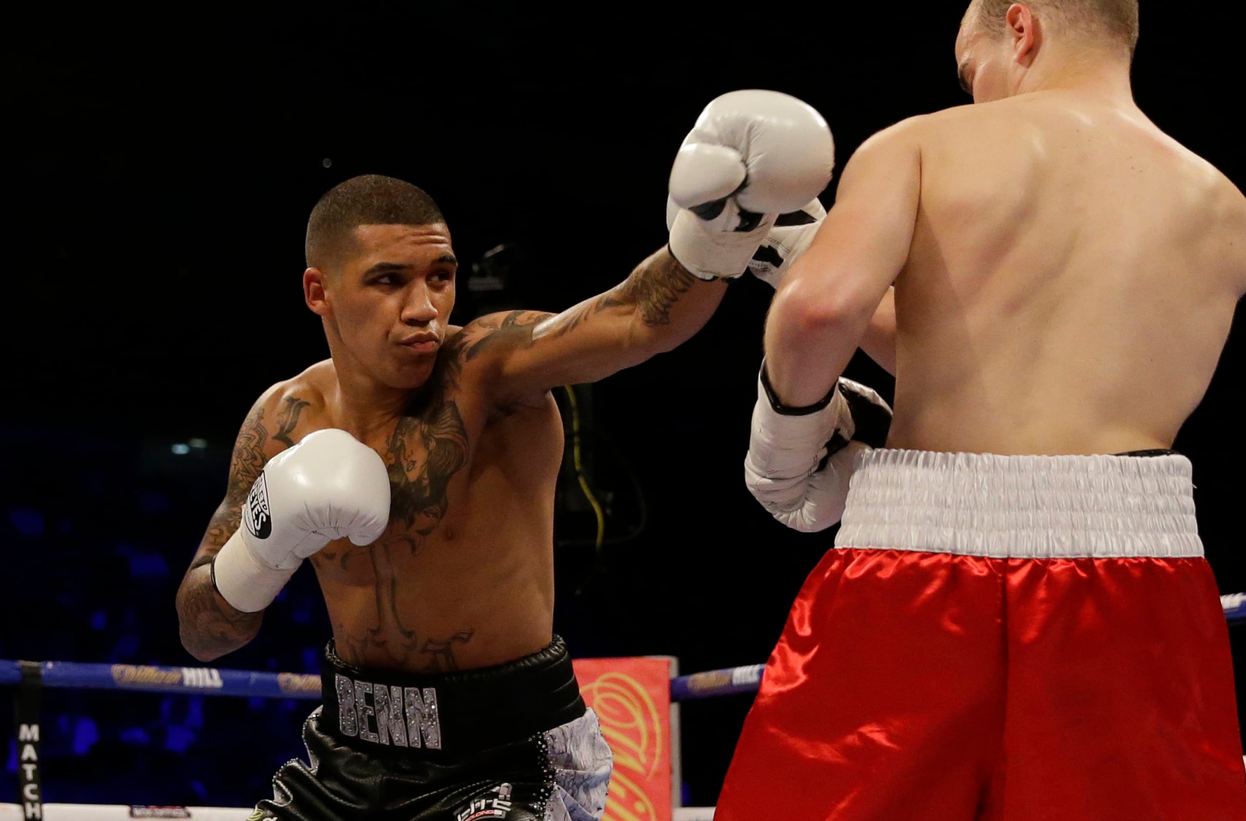 El peleador británico Connor Benn, a la izquierda, dio positivo a clomiphene en octubre antes de un combate. El miércoles, el Consejo Mundial de Boxeo determinó que su explicación de que el positivo se debió a una dieta alta en huevos era razonable, por lo que le exoneró y lo reinstaló en sus rankings.