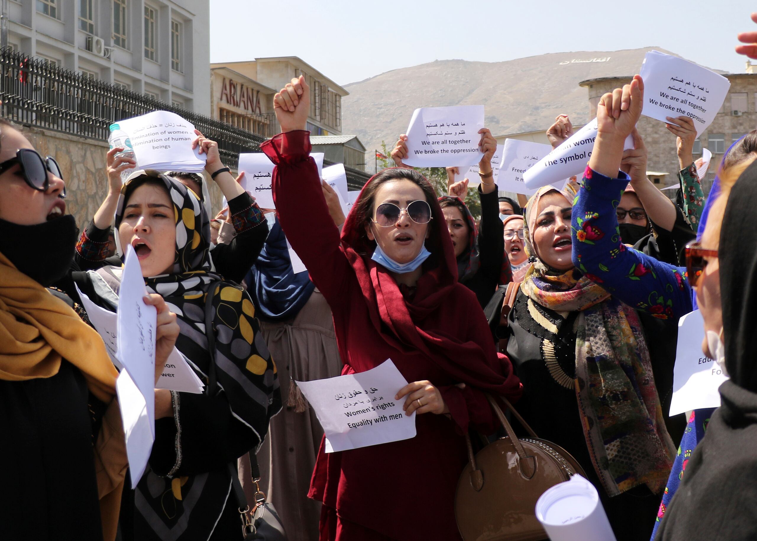 Las mujeres participaban de la protesta a las afueras del Ministerio de Relaciones Exteriores.