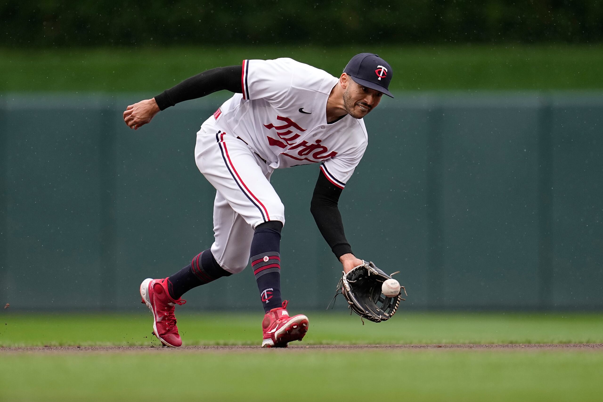 Entre sus batazos hoy domingo, Carlos Correa ligó un doblete.