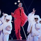 Rihanna revela embarazo en el show del medio tiempo del Super Bowl