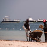 Marea de sargazo inunda las playas dominicanas 