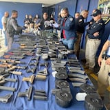 Ocupan arsenal de armas ilegales en Villa Palmeras 