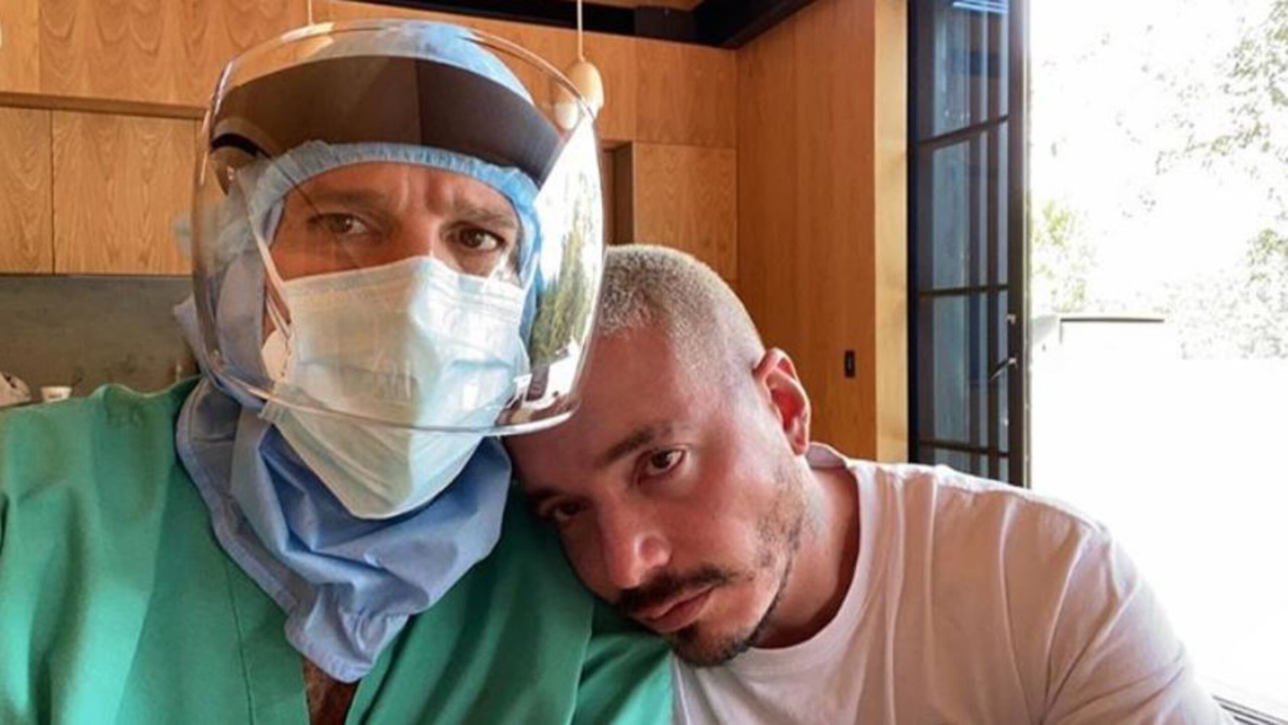 El cantante J Balvin junto a uno de los médicos que lo atendió durante el COVID-19.