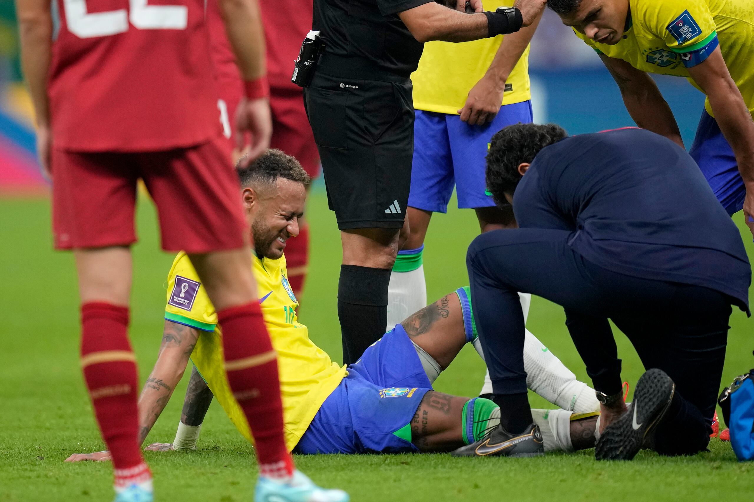 El delantero brasileño Neymar recibe tratamiento durante el partido contra Serbia por el Grupo G del Mundial.