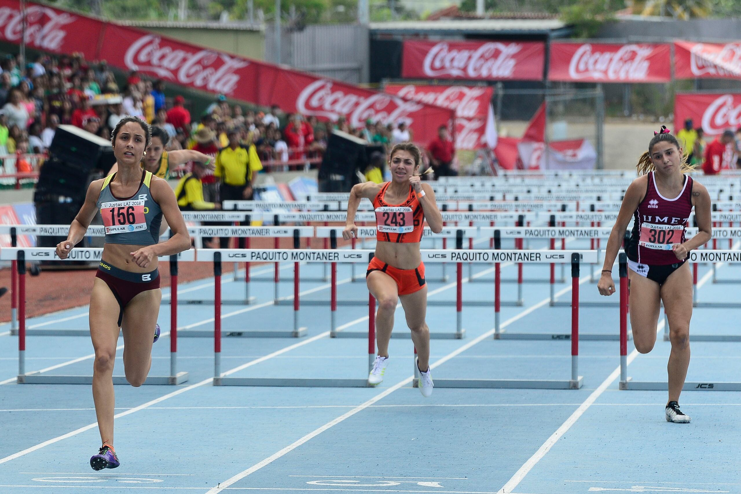 Las experiencias de Paola Vázquez (a la derecha) han sido a nivel universitario.