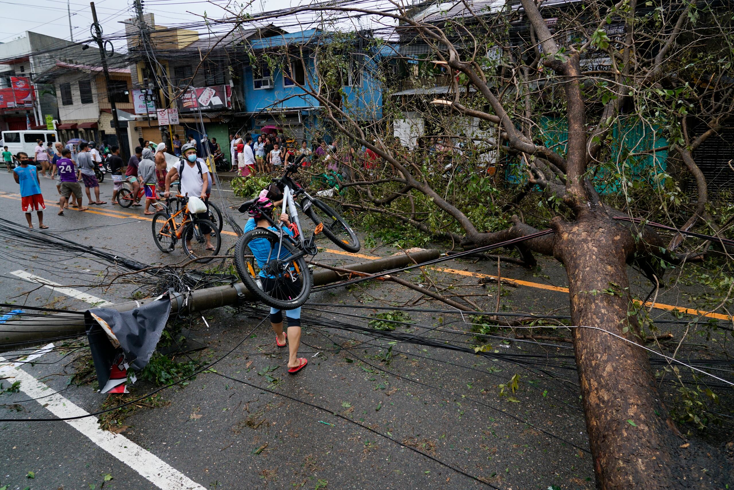 Los operarios limpiaban las carreteras en la ciudad costera de cerca de medio millón de habitantes, que seguía sin electricidad y con una señal de telefonía móvil errática, añadió. (AP Photo/Jay Labra)