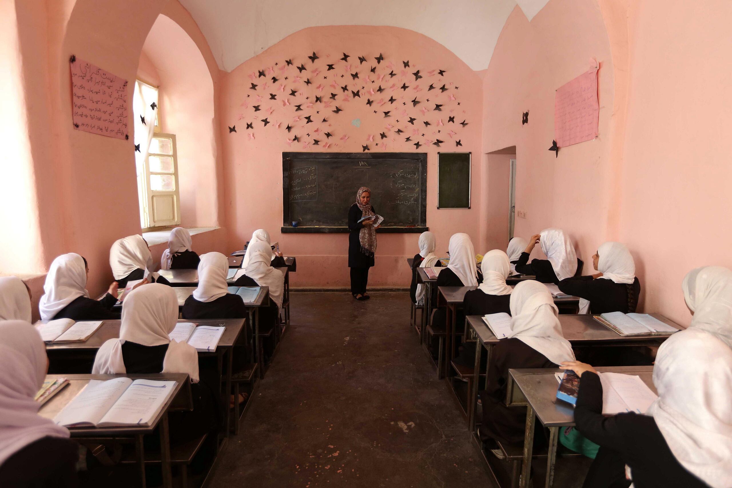 Niñas afganas atienden en una clase en Herat (Afganistán) en una foto de archivo. EFE/JALIL REZAYEE
