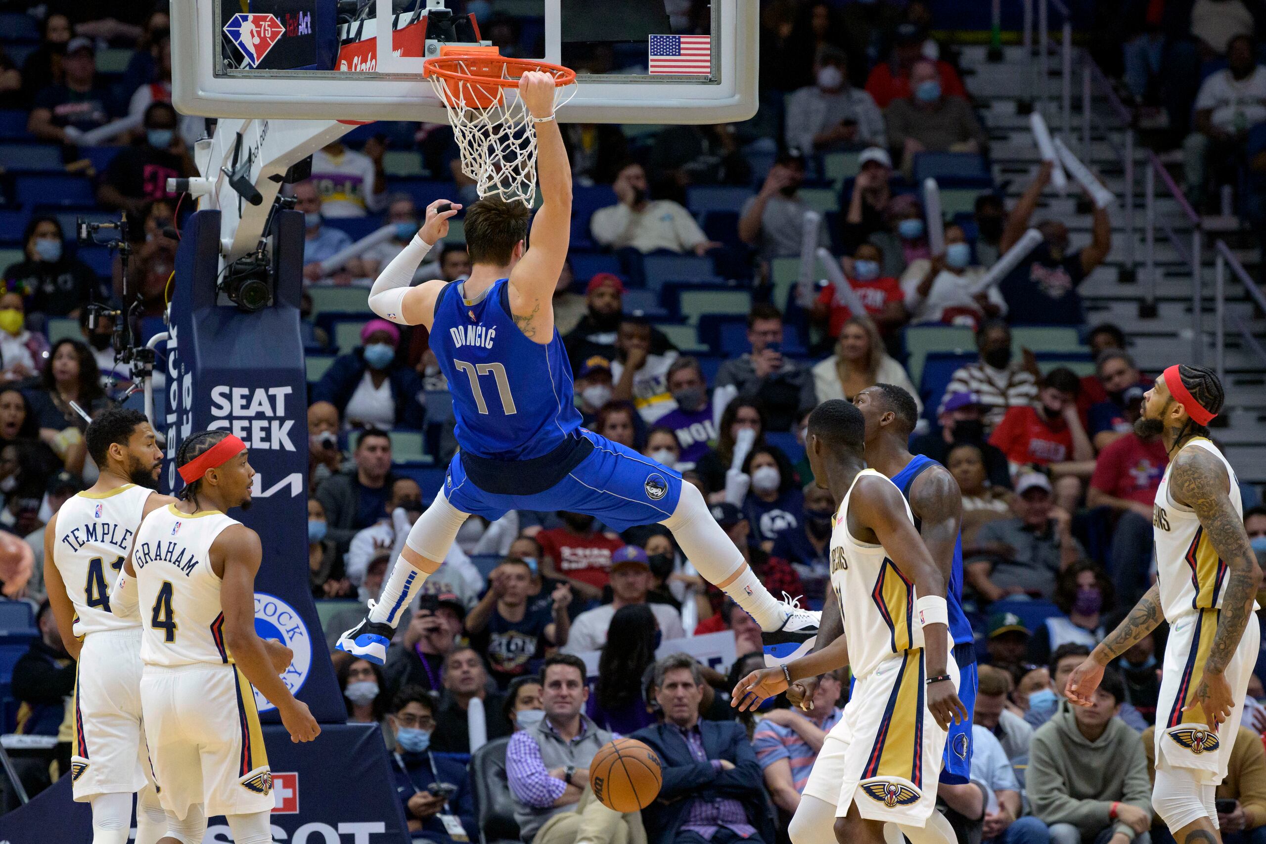 Luka Doncic (77), de los Mavericks de Dallas, consigue con un donqueo dos de los 49 puntos que acumuló el jueves ante los Pelicans de Nueva Orleans.