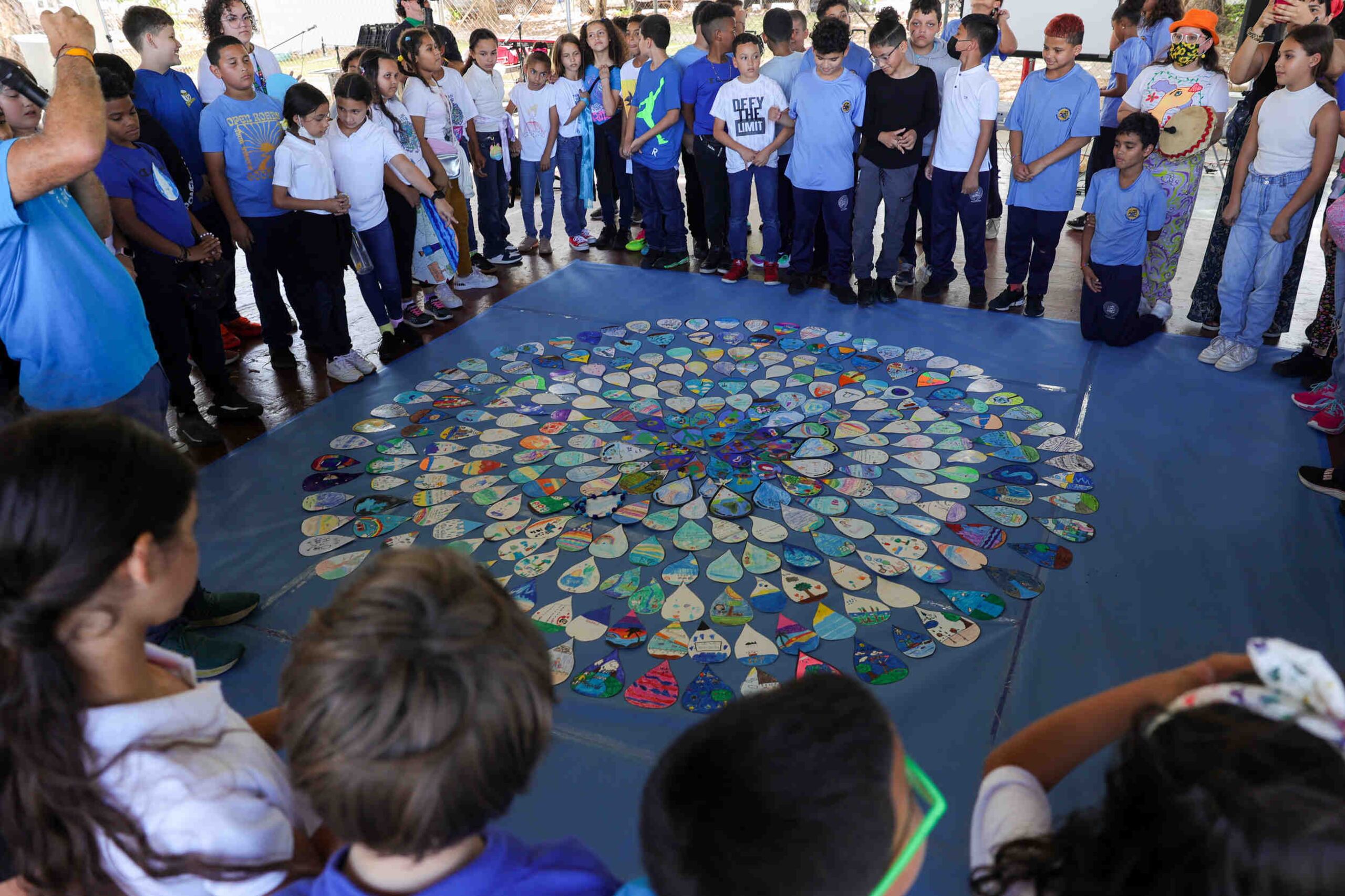 El mensaje pictórico fue representado en 200 gotas de agua formando un mandala gigante, unidos en una corriente de creatividad, conciencia y esperanza. 