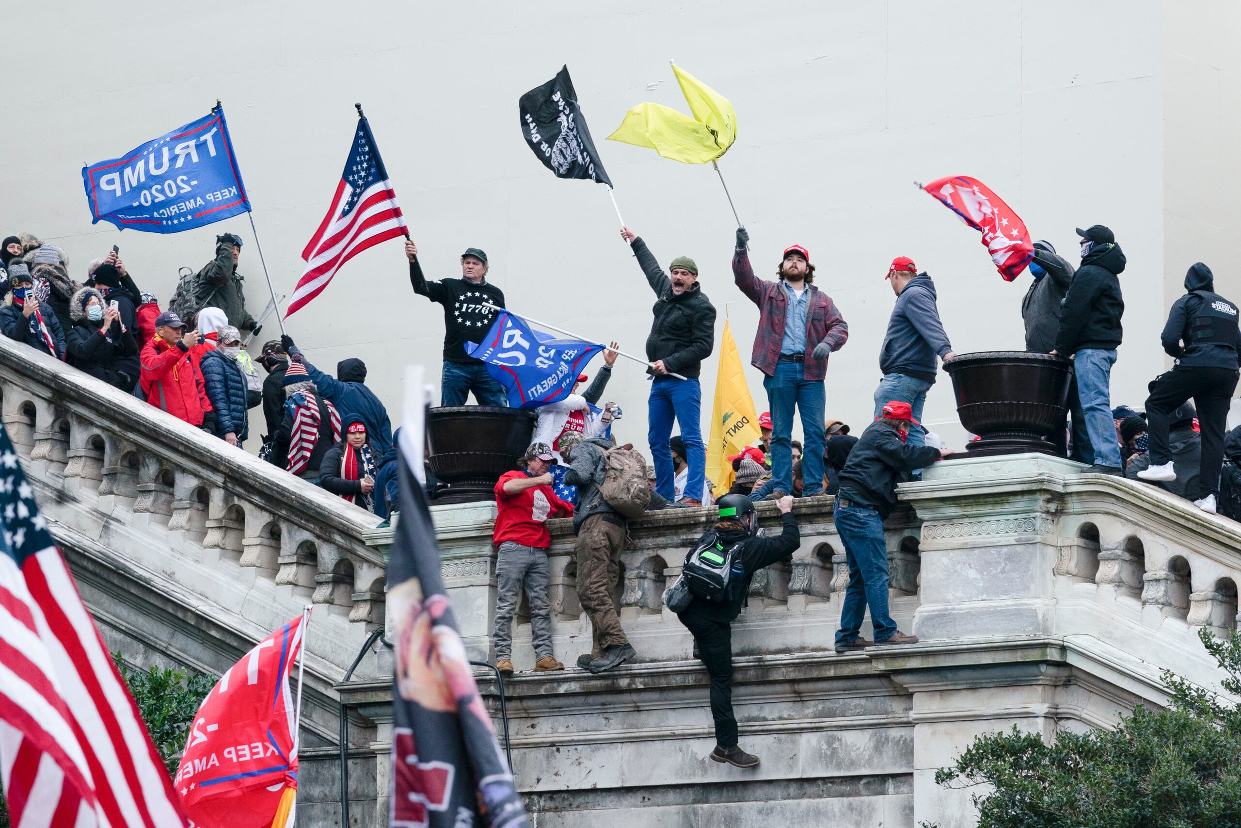 Oficiales de la seguridad del Capitolio han intentado presionar a los republicanos, especialmente a los que tratan de minimizar los acontecimientos, a que escuchen sus relatos.