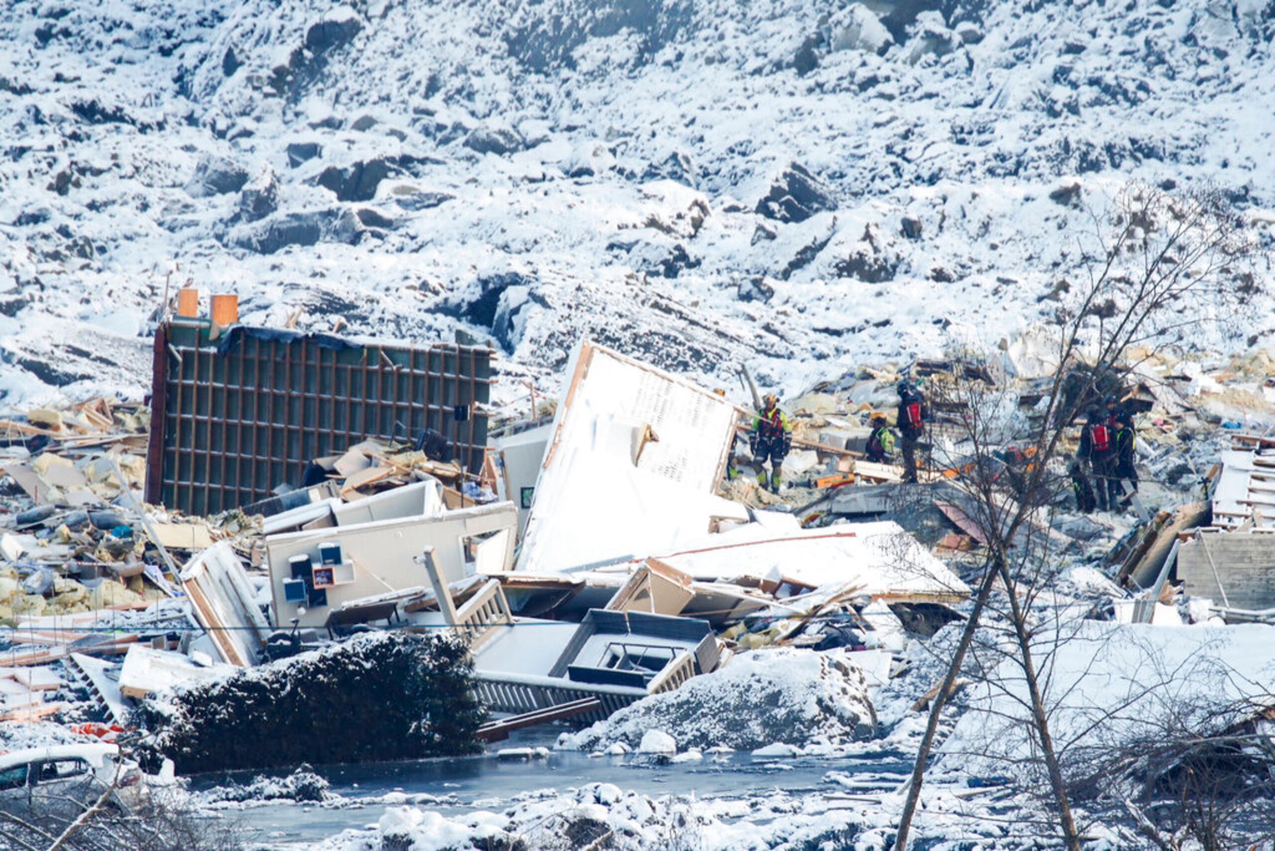 Equipos de búsqueda han estado trabajando a temperaturas bajo cero mientras helicópteros y drones con cámaras de detección de calor volaban sobre la ladera devastada.