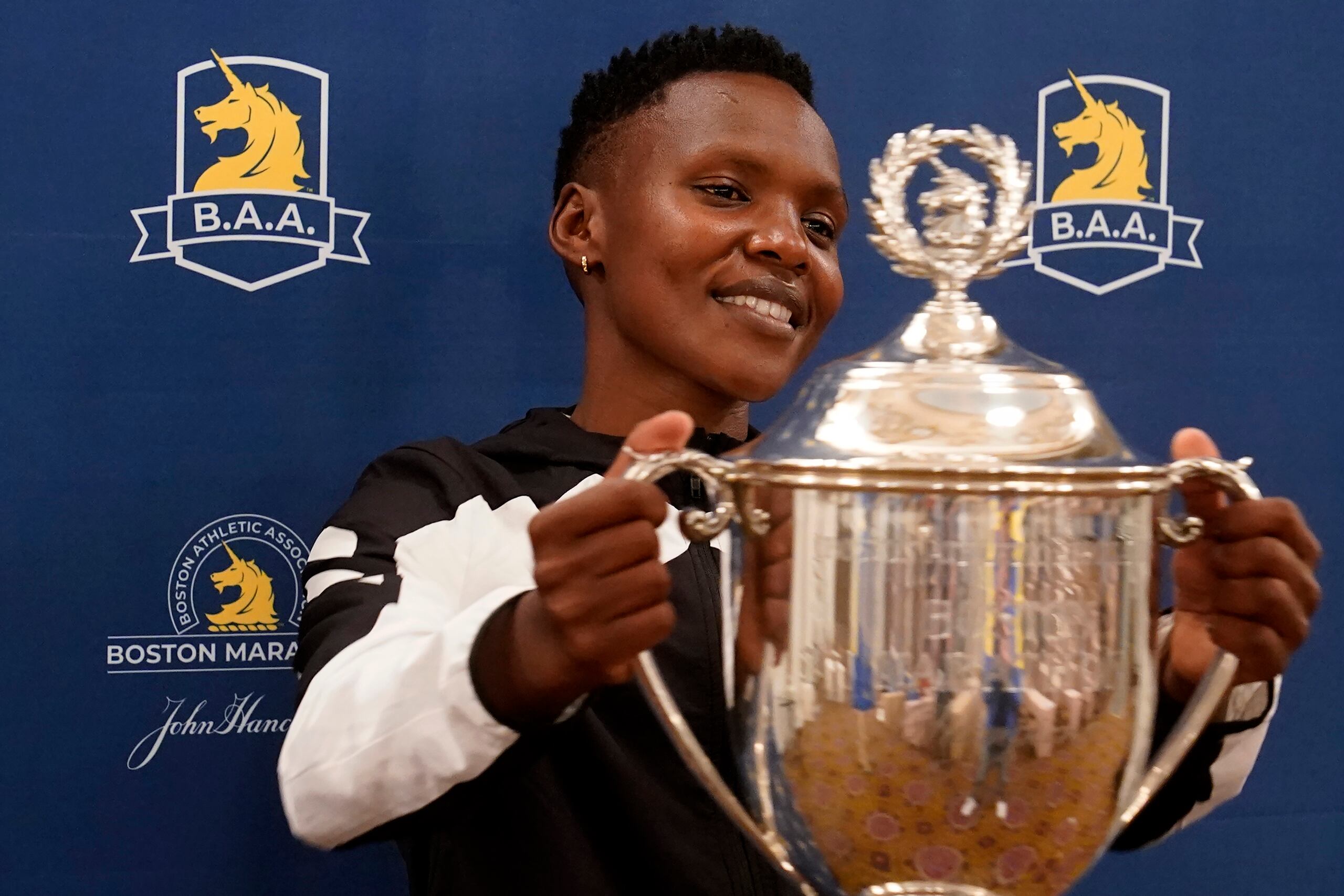 La keniana Diana Kipyokei posa con el trofeo tras conquistar el Maratón de Boston. El viernes fue suspendida por violar las normas de dopaje.