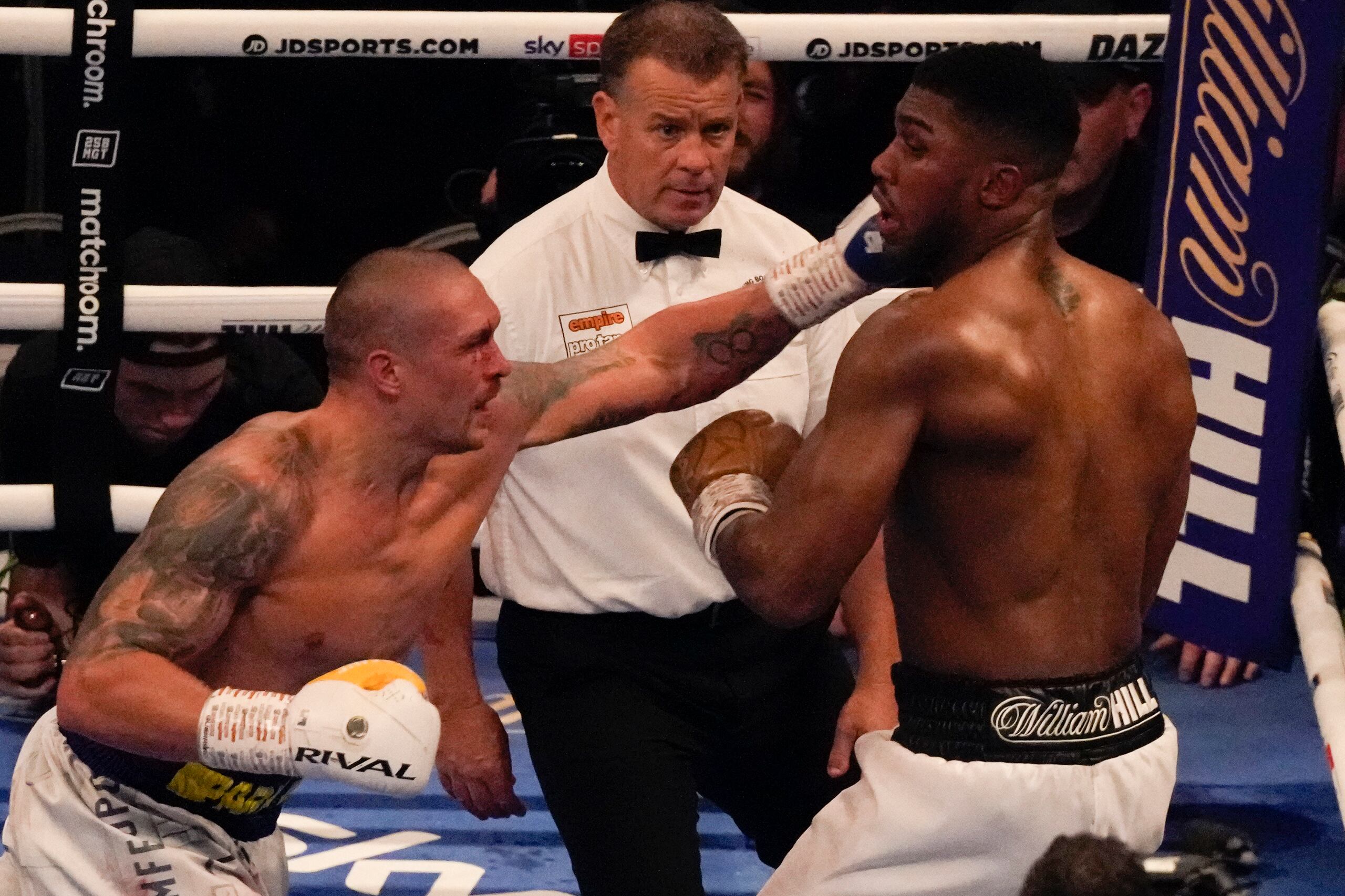 Oleksandr Usyk conecta un golpe al mentón de Anthony Joshua.