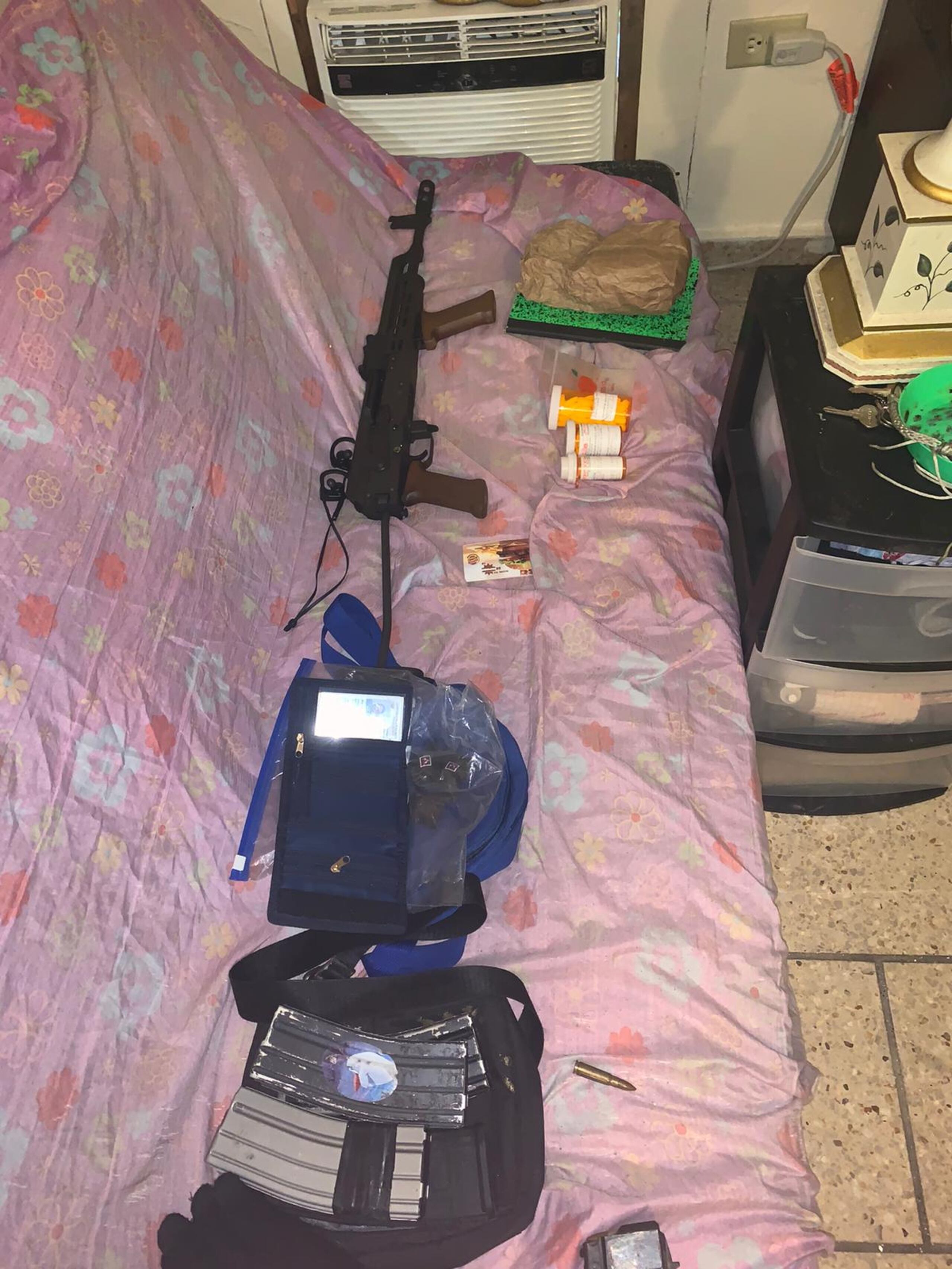 En el residencial Los Mirtos, en Carolina, se arrestó a un individuo apodado Tuco tras ocuparle un rifle AK-47 con cuatro cargadores y 115 municiones, dos cargadores adicionales con 44 municiones de otro calibre, tres bolsitas con marihuana, pastillas de medicamentos controlados, material para procesar sustancias controladas y $90 en efectivo,.