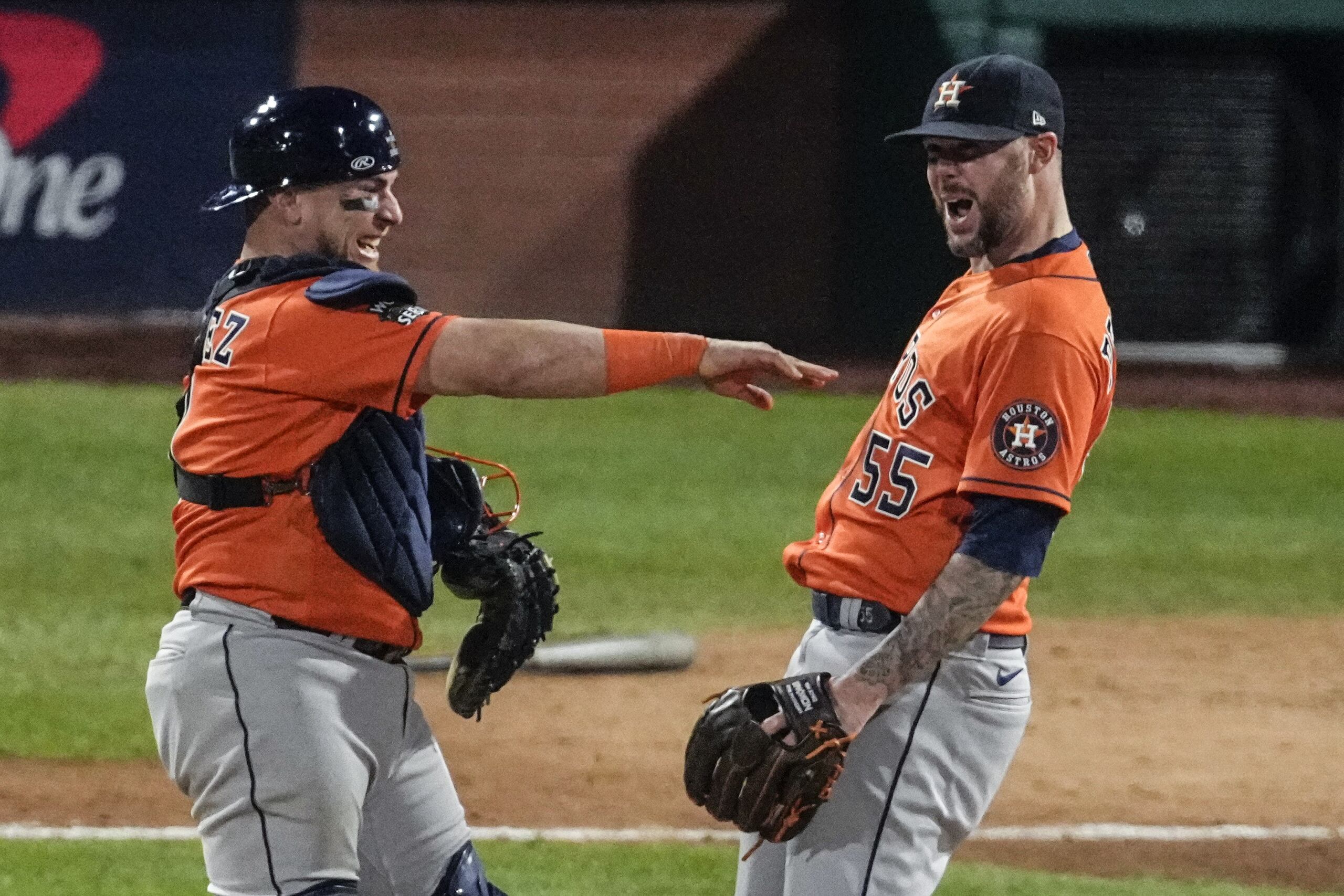 El receptor boricua Christian Vázquez celebra junto al cerrador Ryan Pressly después de que los Astros completaran un partido sin hits contra los Phillies en el cuarto juego de la Serie Mundial.