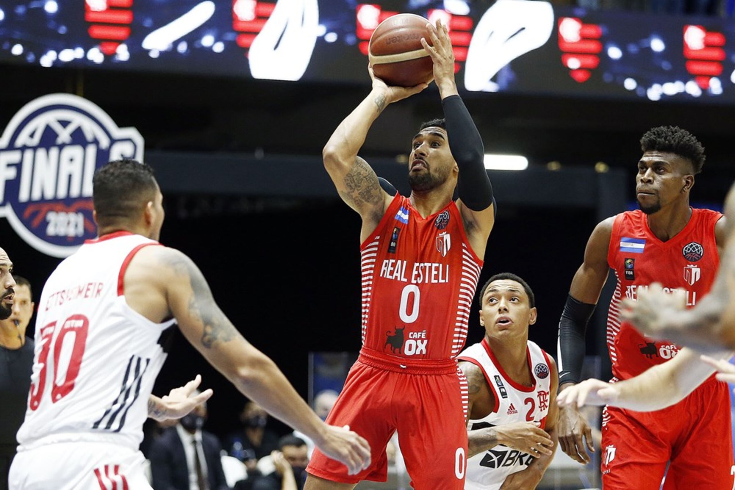 El boricua Jezreel de Jesús, del Real Estelí, se levanta para realizar un intento durante el partido del martes ante el Flamengo por el campeonato de la Liga de Campeones de FIBA Américas.