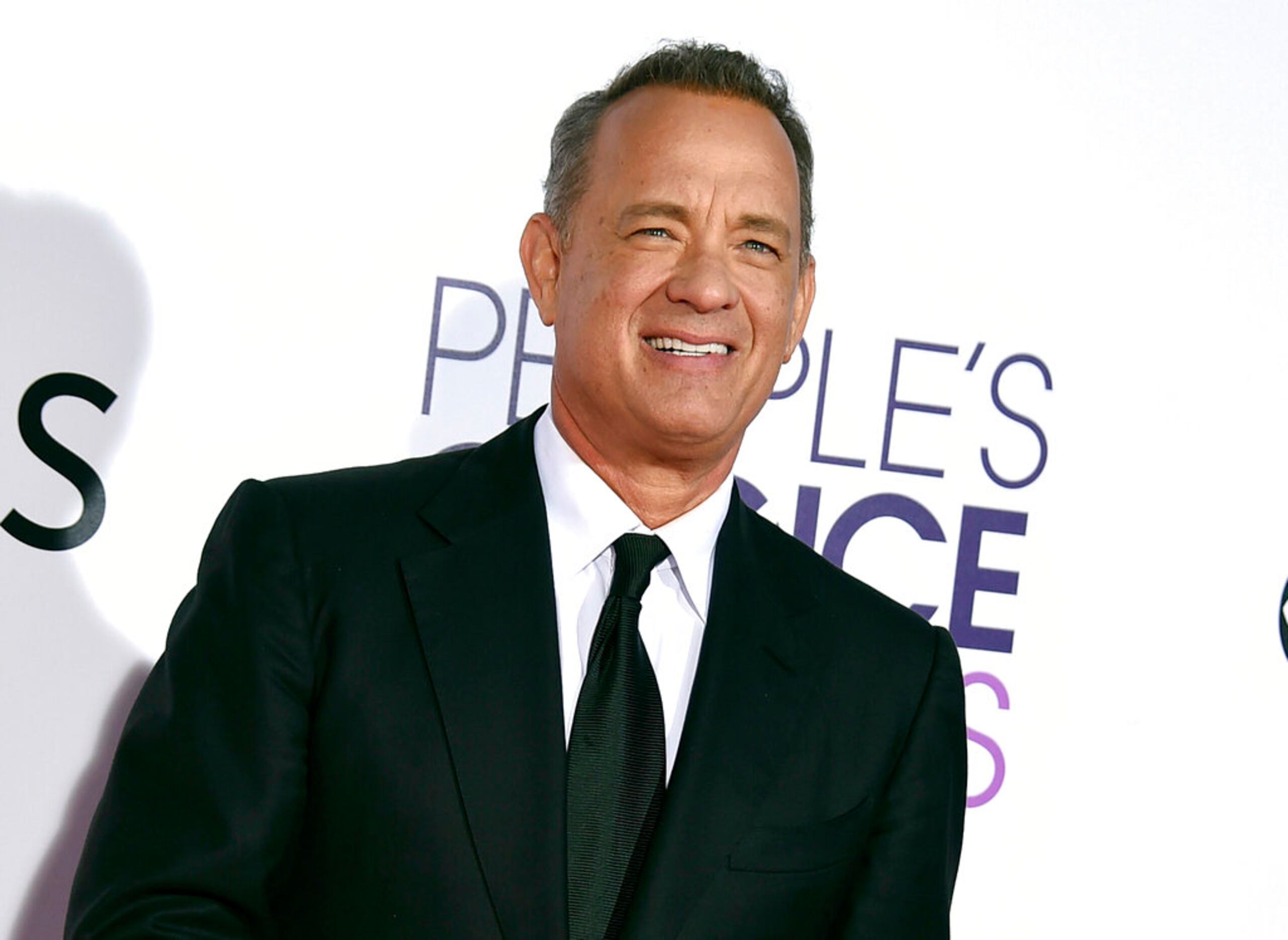 ARCHIVO – En esta fotografía de archivo del 18 de enero de 2017 Tom Hanks llega a los People's Choice Awards en el Microsoft Theater en Los Angeles. Hanks será anfitrión de un especial de 90 minutos para celebrar la juramentación de Joe Biden como presidente de Estados Unidos.
 (Foto Jordan Strauss/Invision/AP, archivo)