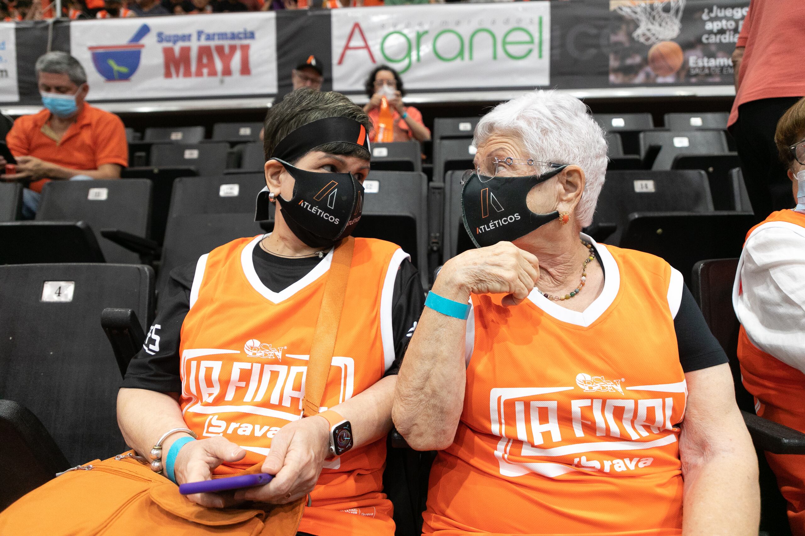 Fabiola Padovani, a la izquierda, junto a su madre Iraida Ortiz, una fanática de los Atléticos desde hace alrededor de 70 años.