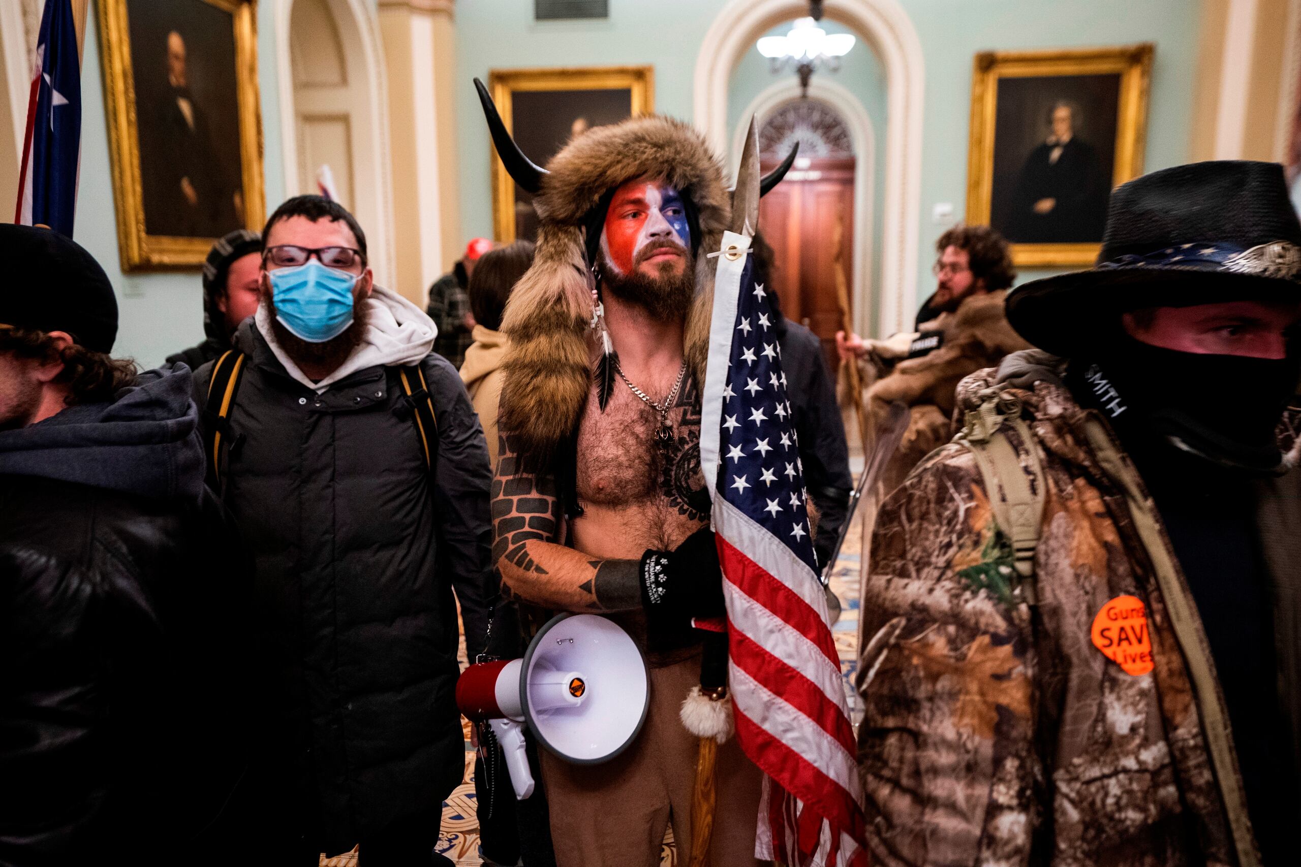 Seguidores de Donald Trump irrumpen en el Capitolio de los Estados Unidos.