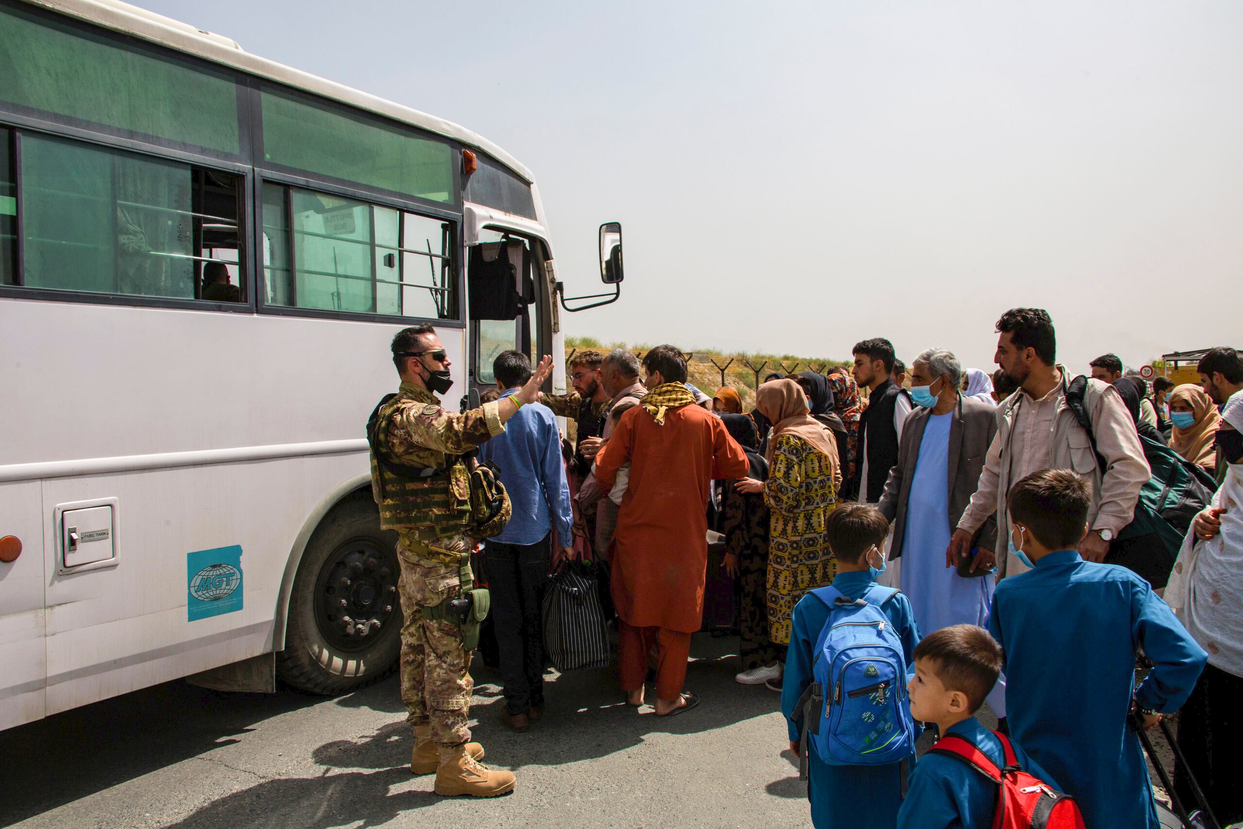 Militares alamanes procesan a evacuados en el aeropuerto internacional Hamid Karzai en Kabul, Afganistán.