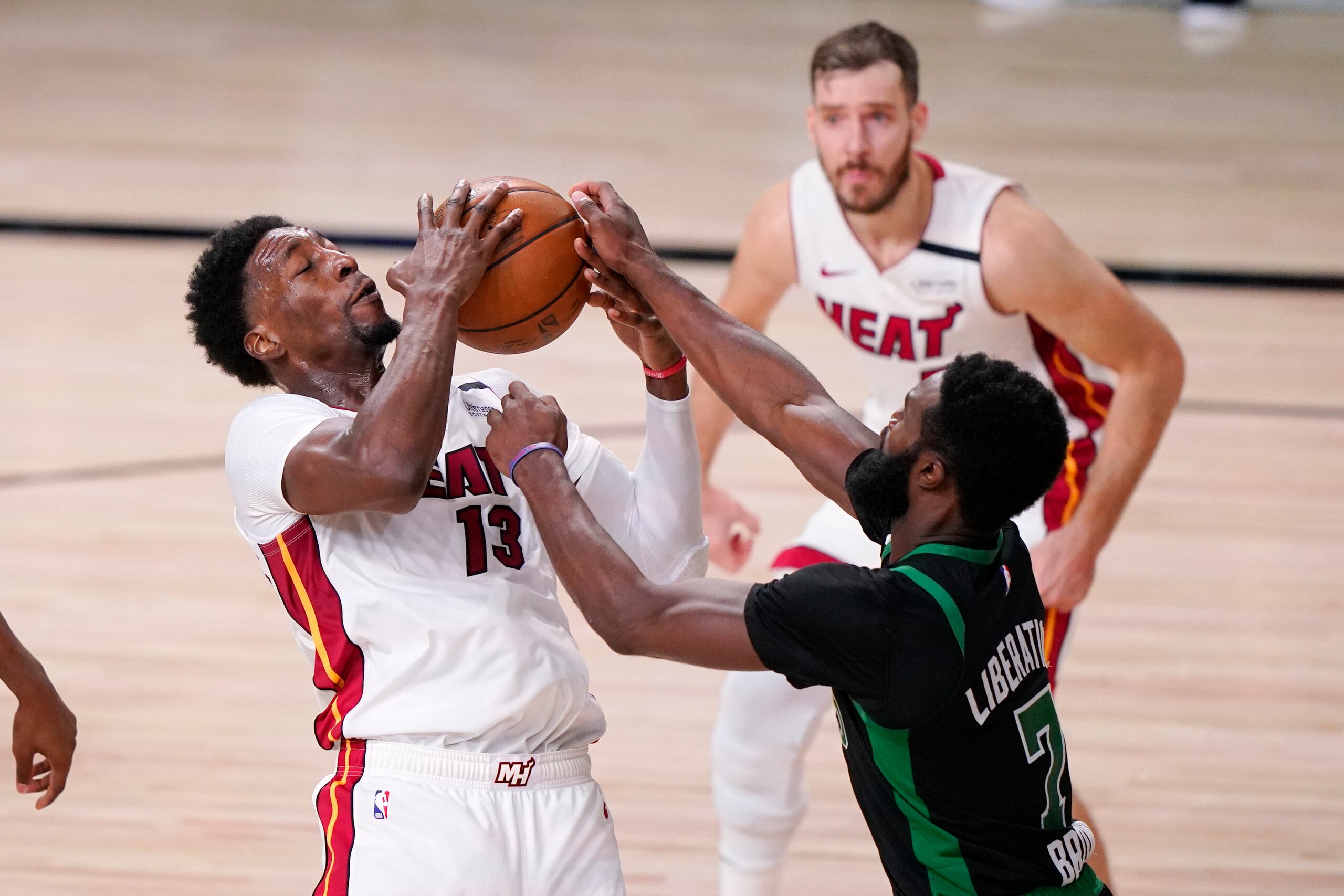 Bam Adebayo (13) y Jaylen Brown (7) batallan por el balón durante el quinto juego de la final del Este entre Miami y Boston. El Heat se ha mostrado como todo un campeón gracias a actuaciones como la de Adebayo.