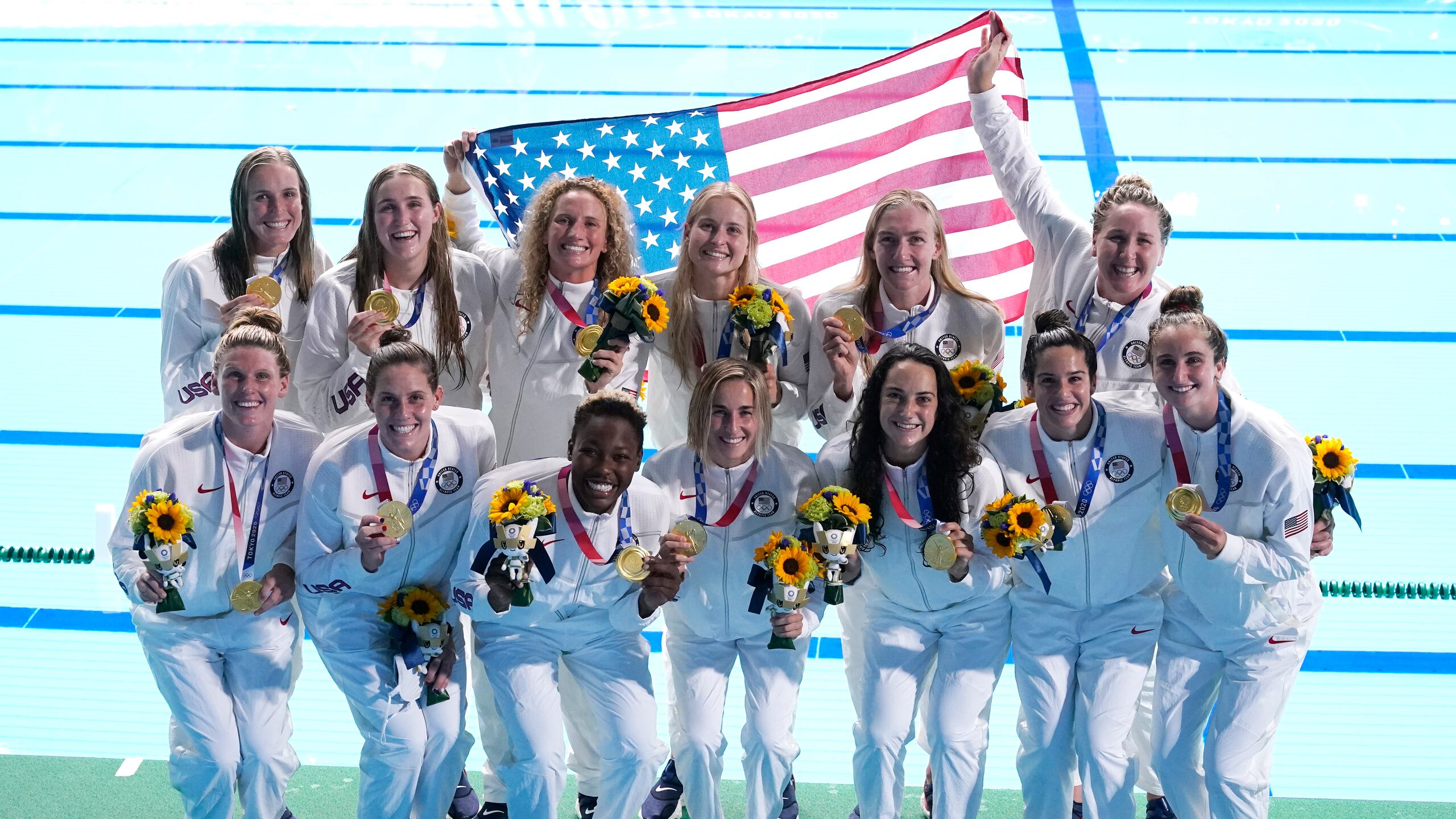 El equipo de polo acuáticos de Estados Unidos posa con sus medallas de oro En la primer fila, en la quinta posición desde la izquierda está Maggie Steffens.