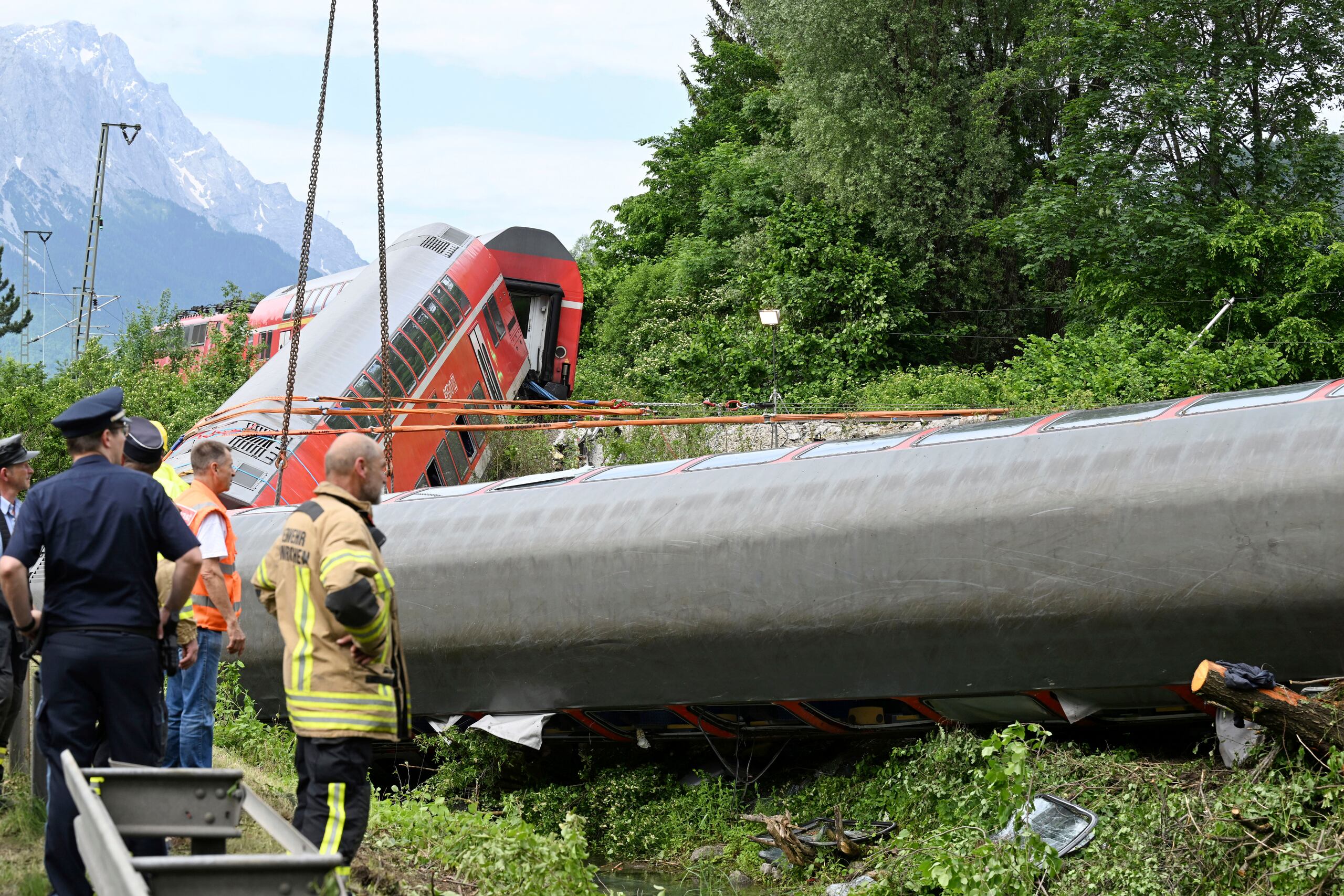 Rescatistas trabajan en el sitio donde se descarriló un tren en Burgrain, cerca de Garmisch-Partenkirchen, Alemania, el sábado 4 de junio de 2022. (Angelika Warmuth/dpa vía AP)