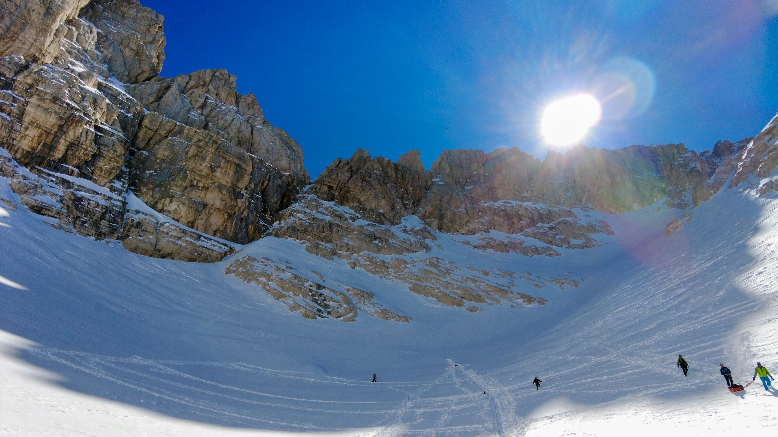 Científicos caminan por las laderas del monte Gran Sasso d'Italia, en el centro de Italia. (Riccardo Selvatico/CNR y Universidad Ca Foscari vía AP)