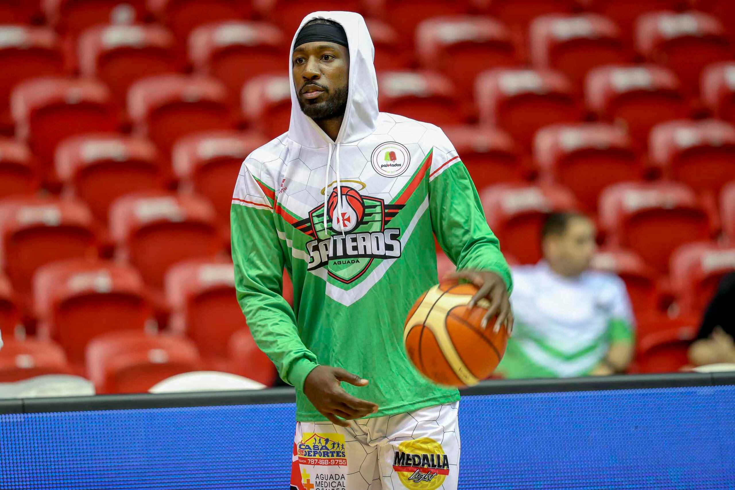 John Holland salió del banco por los Santeros en su debut en el BSN ante Ponce. (david.villafane@gfrmedia.com)