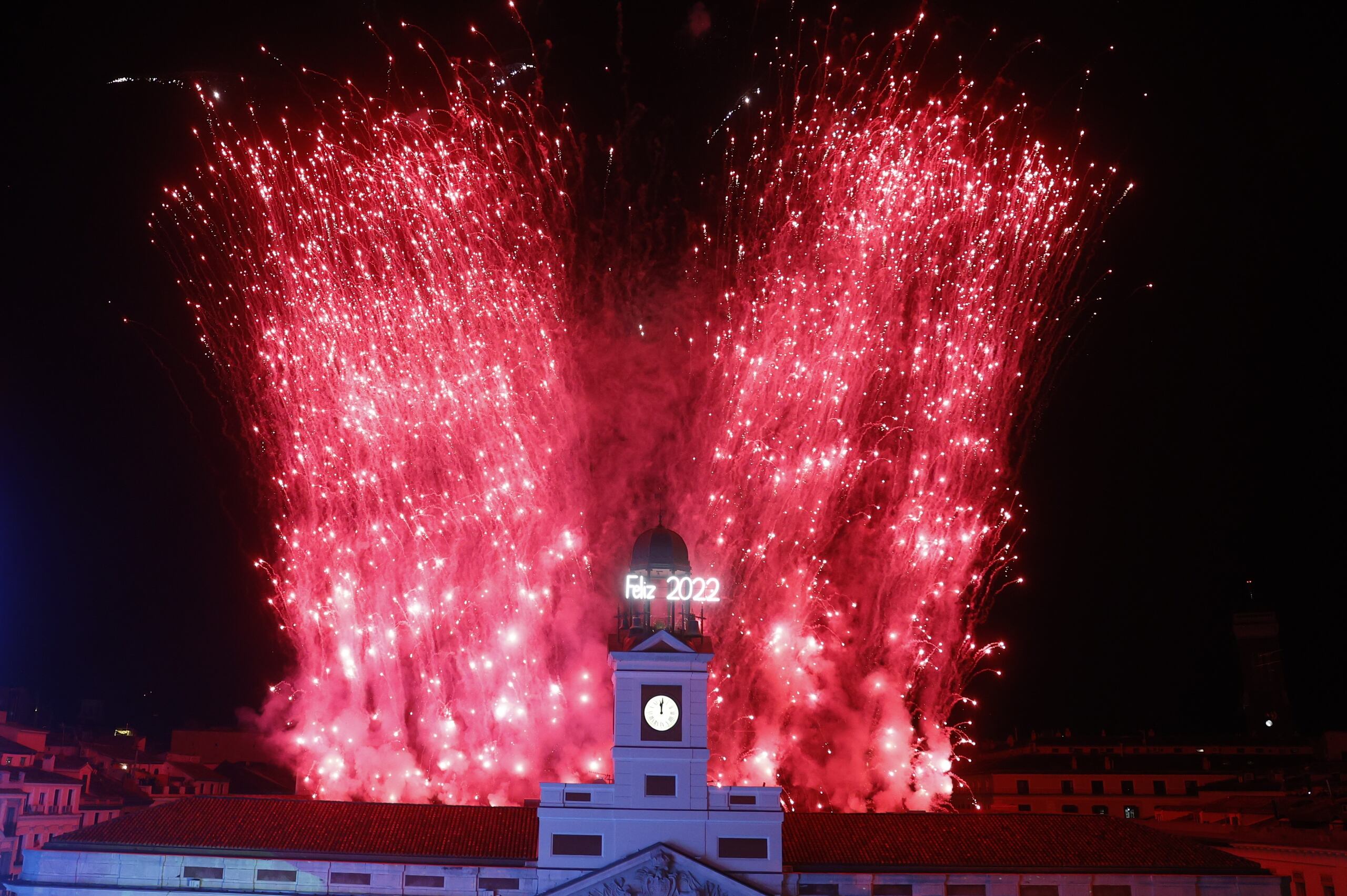 Las campanas de la torre del reloj de la Real Casa de Correos, ubicada en la Puerta del Sol, anuncian el Año Nuevo 2022 con fuegos pirotécnicos, en Madrid (España). EFE/ Juan Carlos Hidalgo
