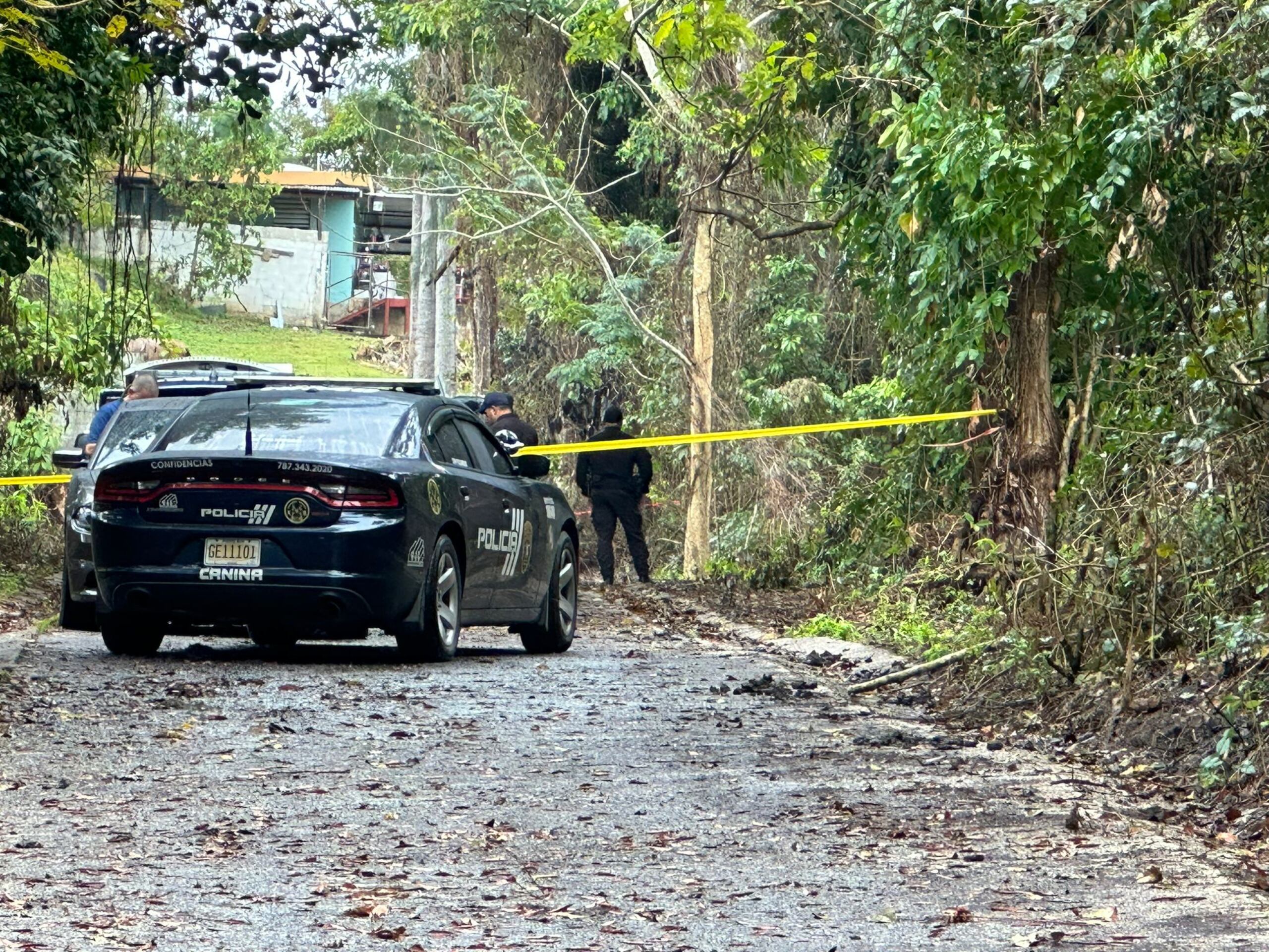 Las autoridades encontraron una osamenta en un pozo muro seco en el barrio Santa Cruz, sector el Trompito, en Carolina, durante la búsqueda de un adolescente desaparecido en el 2020.