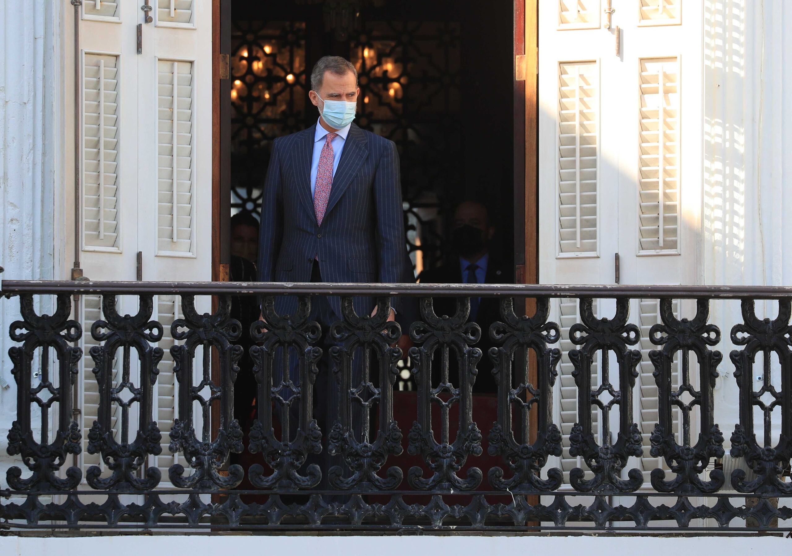 El rey de España, Felipe VI, desde el balcón de la Fortaleza junto al gobernador Pedro Pierluisi.