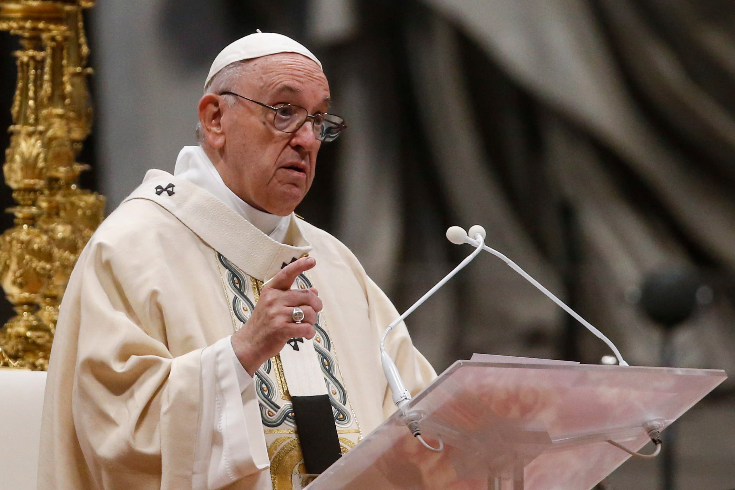 Pero el papa dijo que la Iglesia seguía discerniendo el camino a seguir en el escándalo de abusos, que ha desacreditado a la jerarquía católica en el Vaticano y en el resto del mundo. EFE/EPA/FABIO FRUSTACI/Archivo