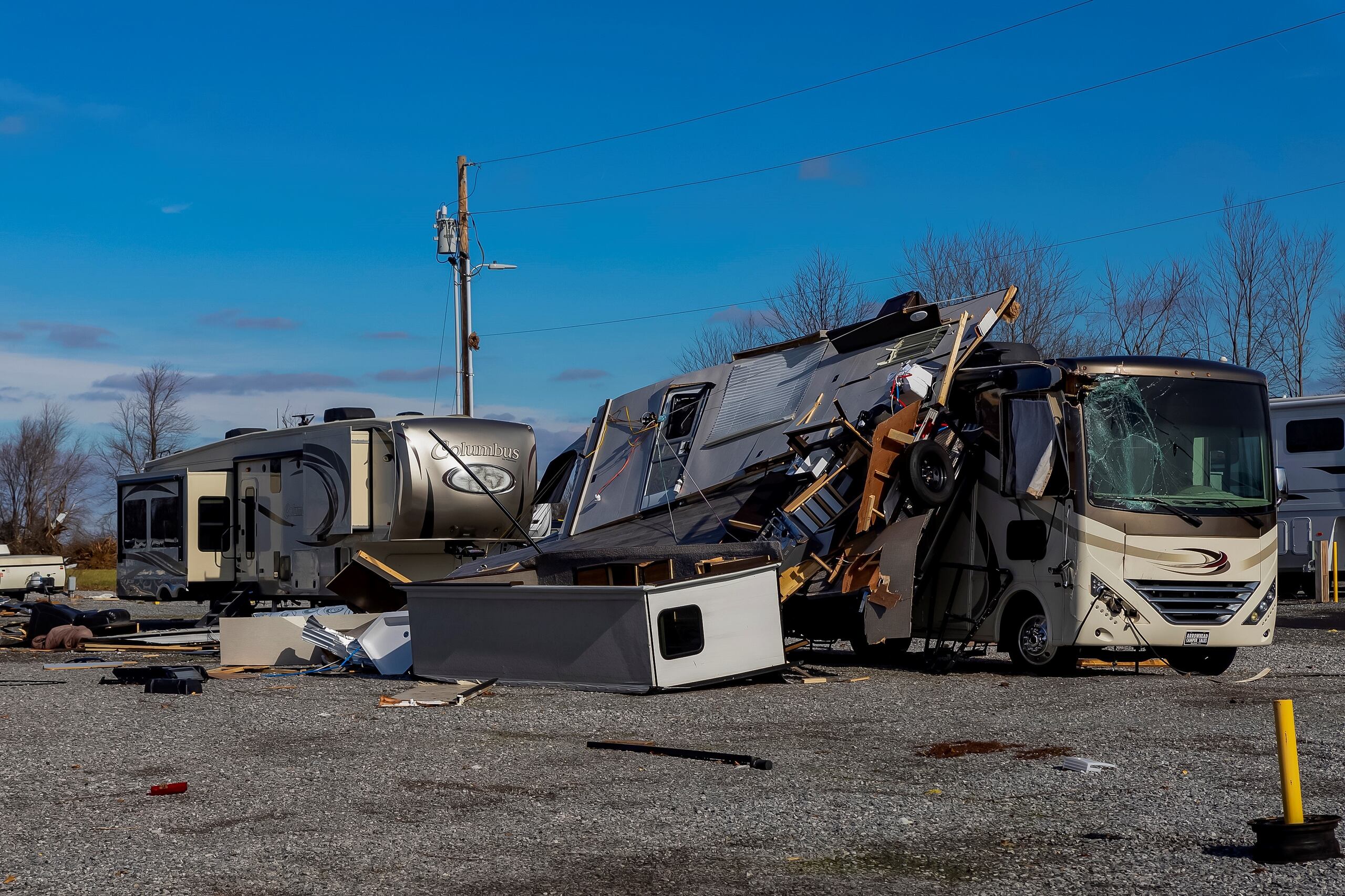 Registro general este sábado de varias casas rodantes afectadas, tras el paso el viernes en la noche de un tornado mortal, en Mayfield, Kentucky.