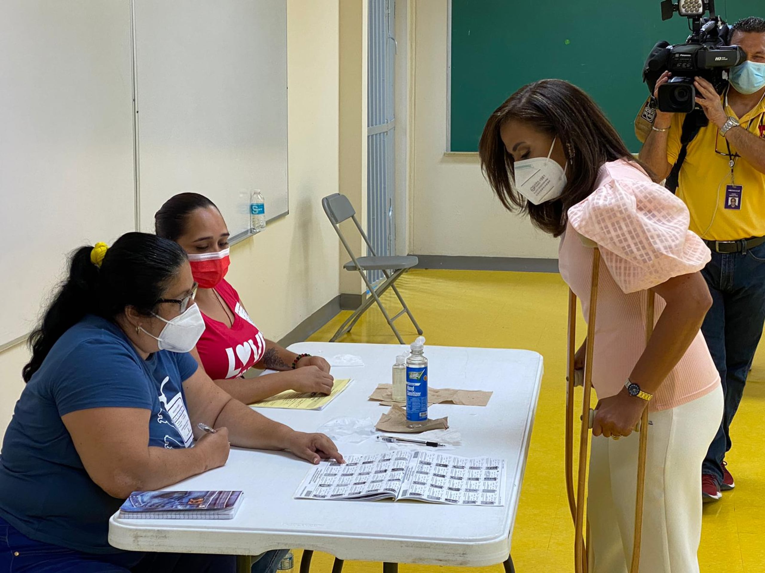 La candidata a la alcaldía de San Juan por el PPD, Rossana López León, votó en la Escuela Juan Antonio Corretjer, en Cupey.