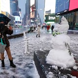 Ciudad de Nueva York amanece arropada con la primera nieve del año