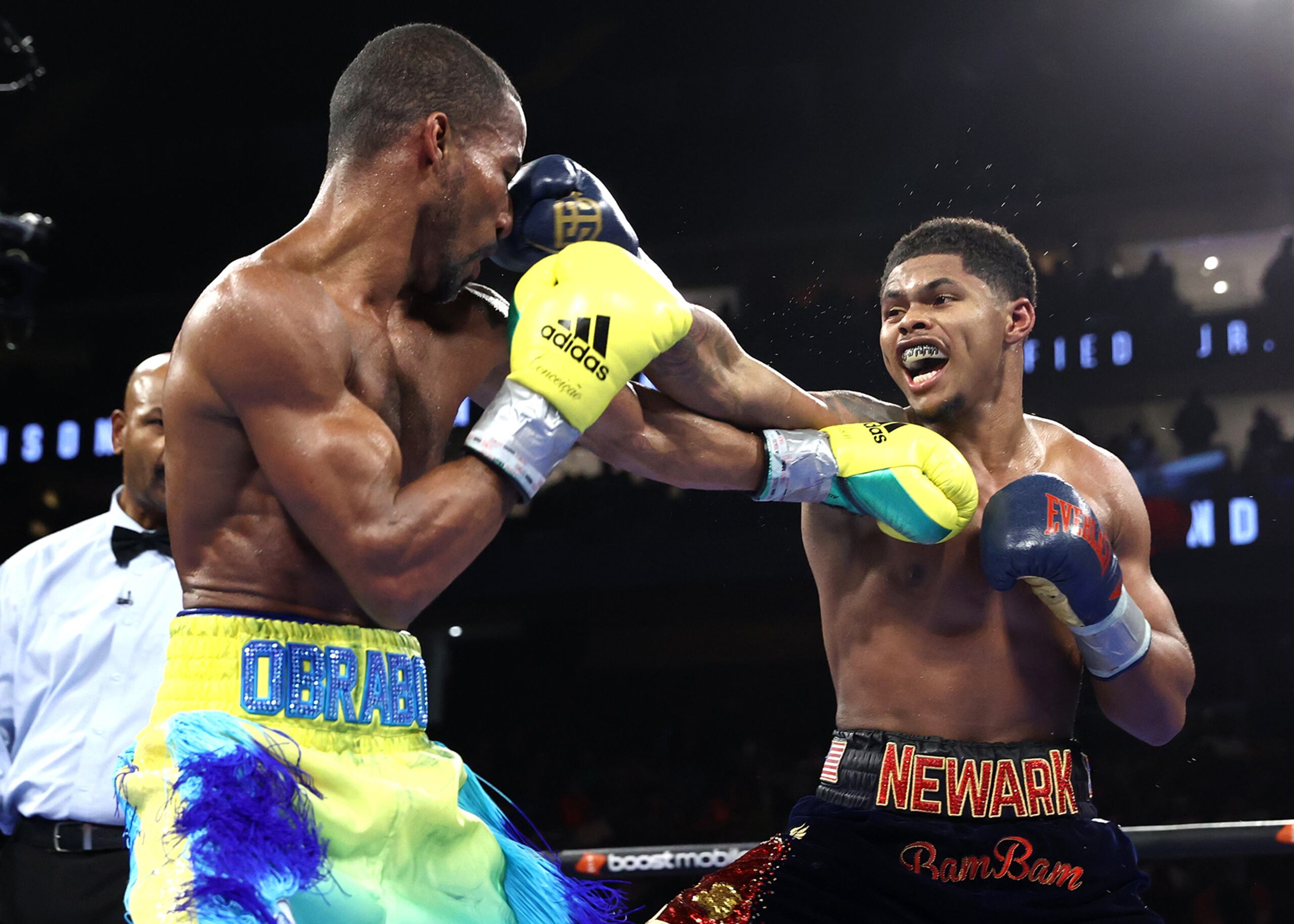 Shakur Stevenson (derecha) acumuló 199 golpes conectados sobre Robson Conceição.